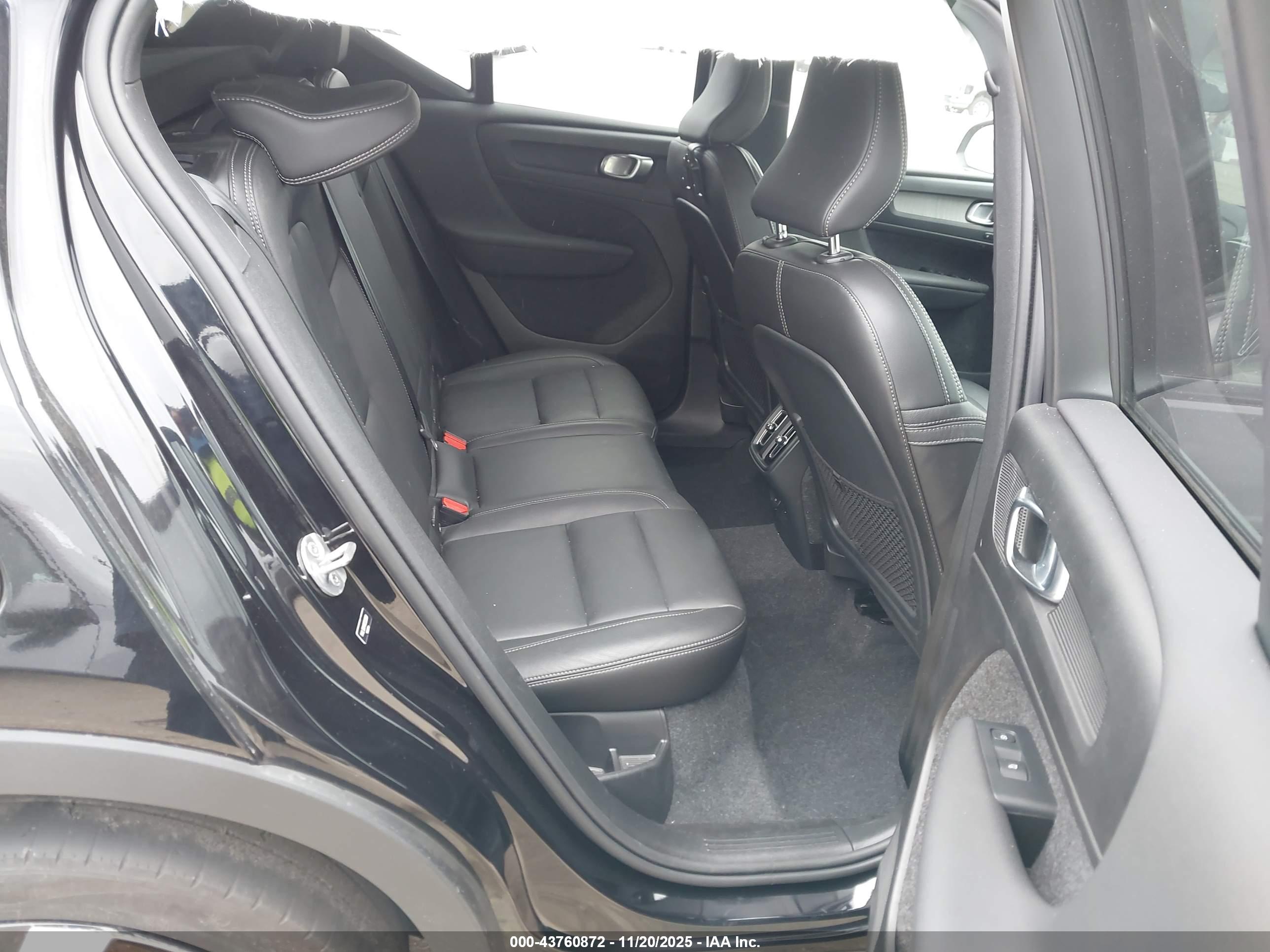 VOLVO XC40 image 8