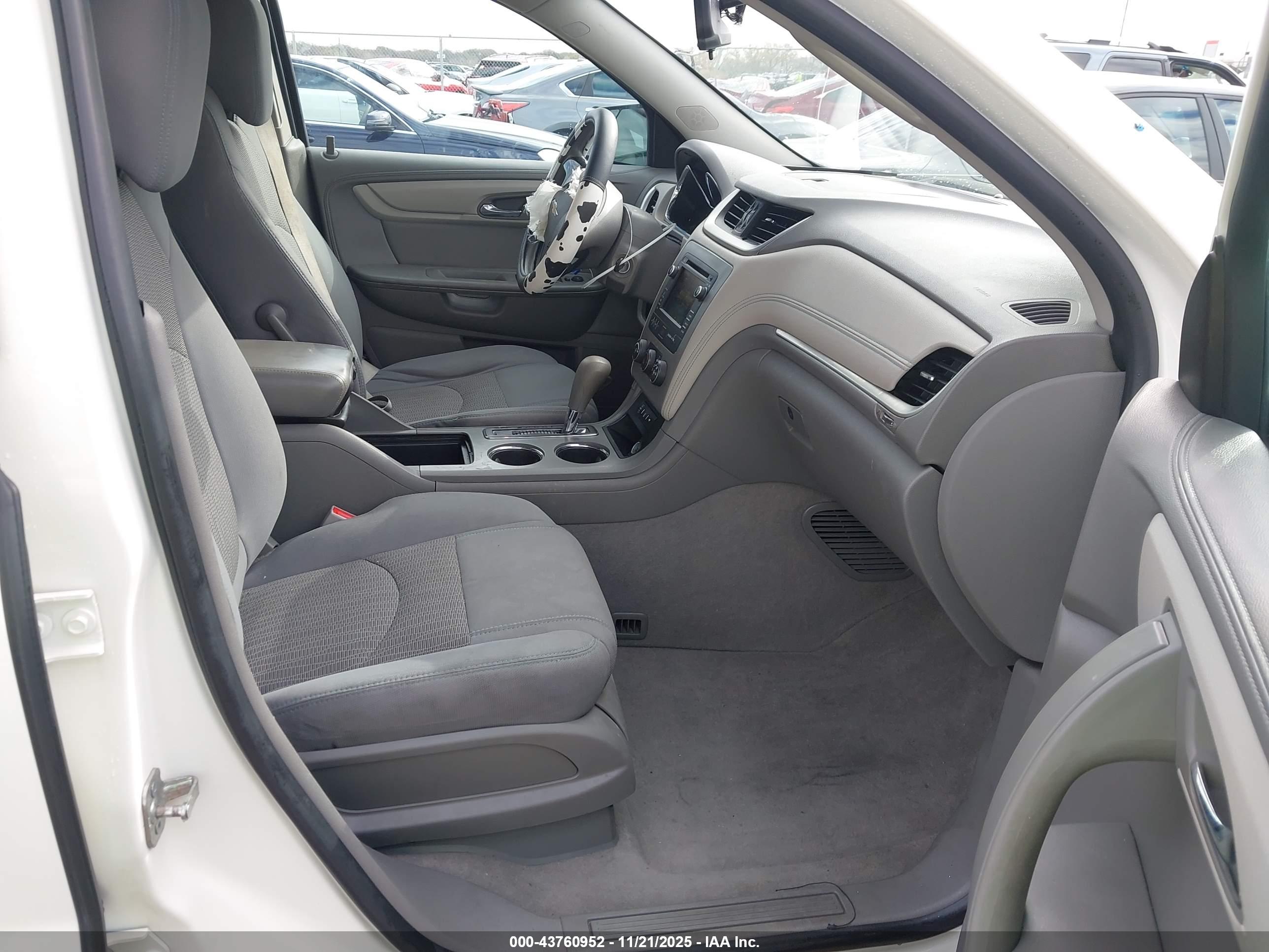 CHEVROLET TRAVERSE image 5