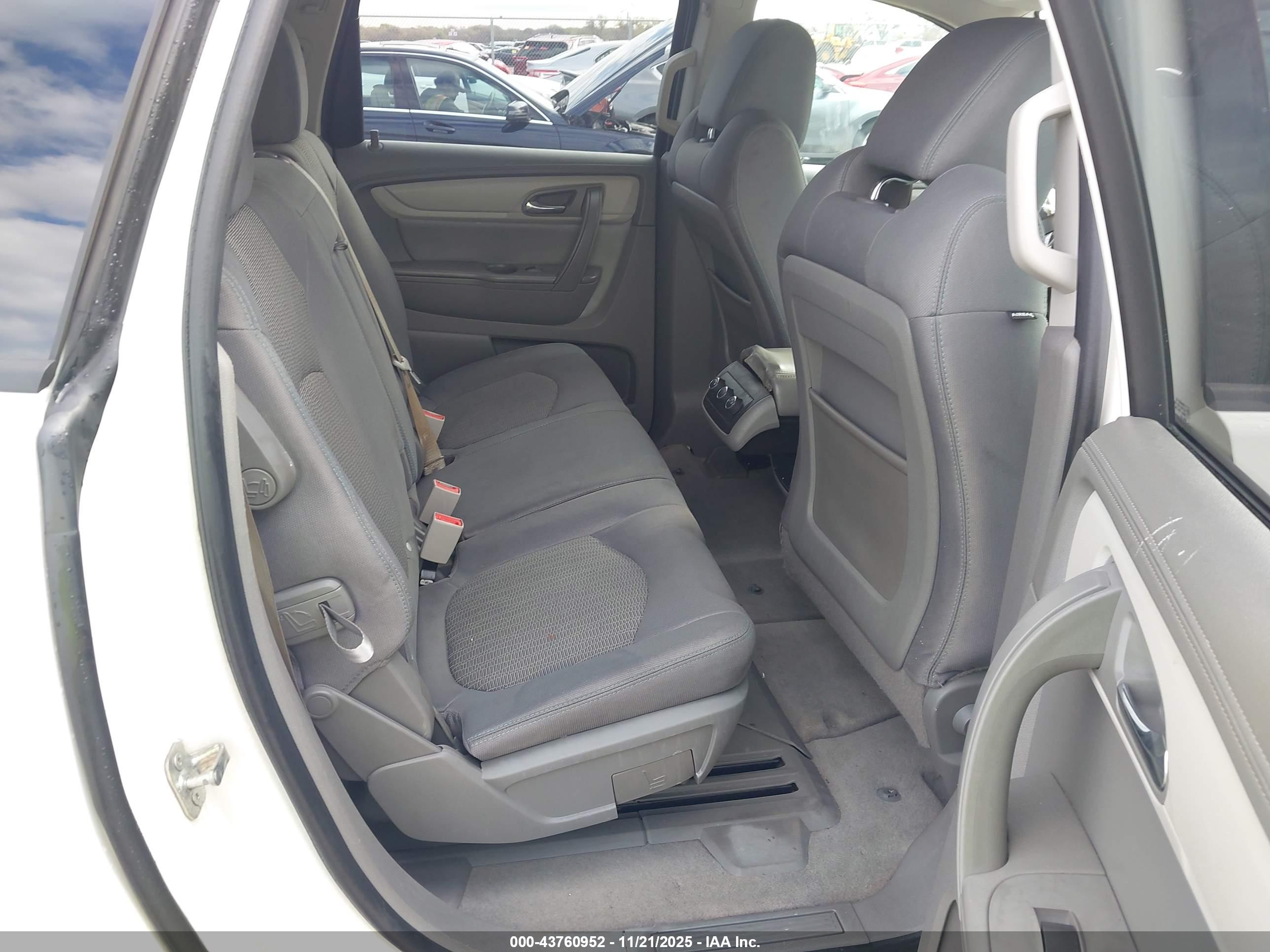 CHEVROLET TRAVERSE image 8