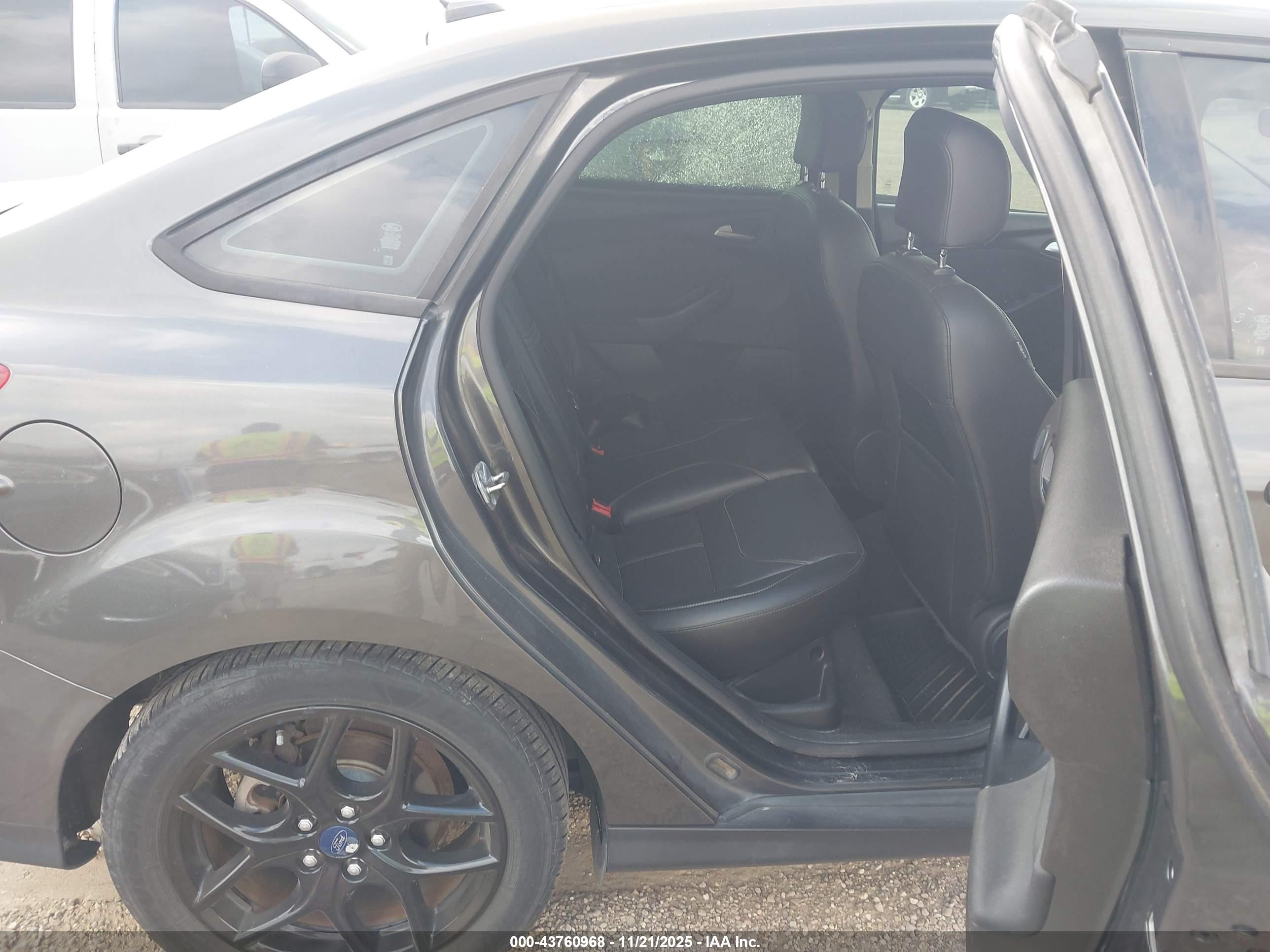 FORD FOCUS image 8