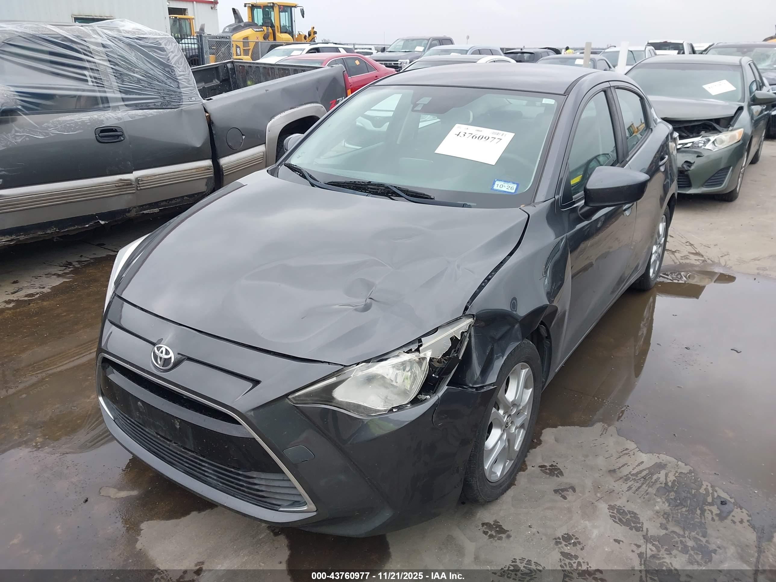 TOYOTA YARIS image 2