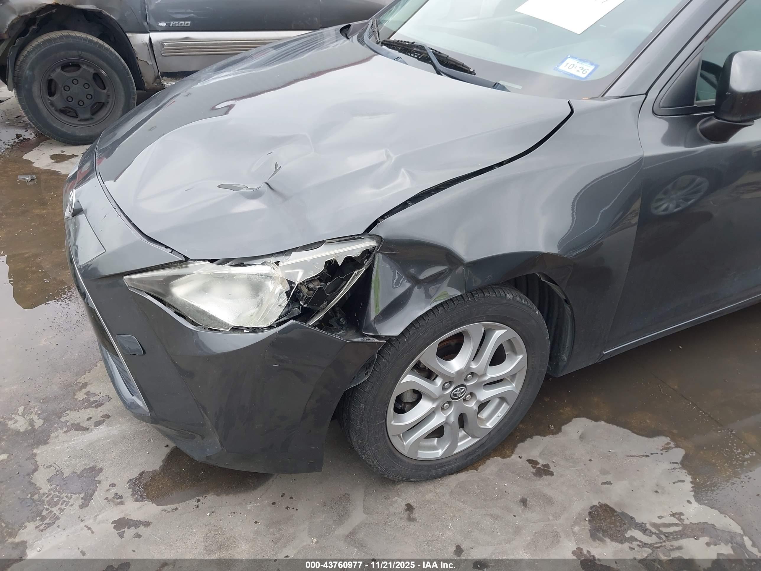 TOYOTA YARIS image 6