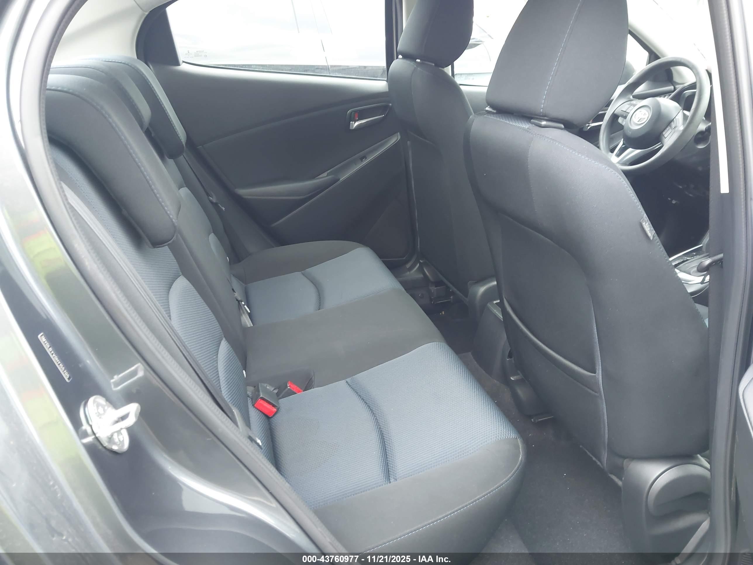 TOYOTA YARIS image 8