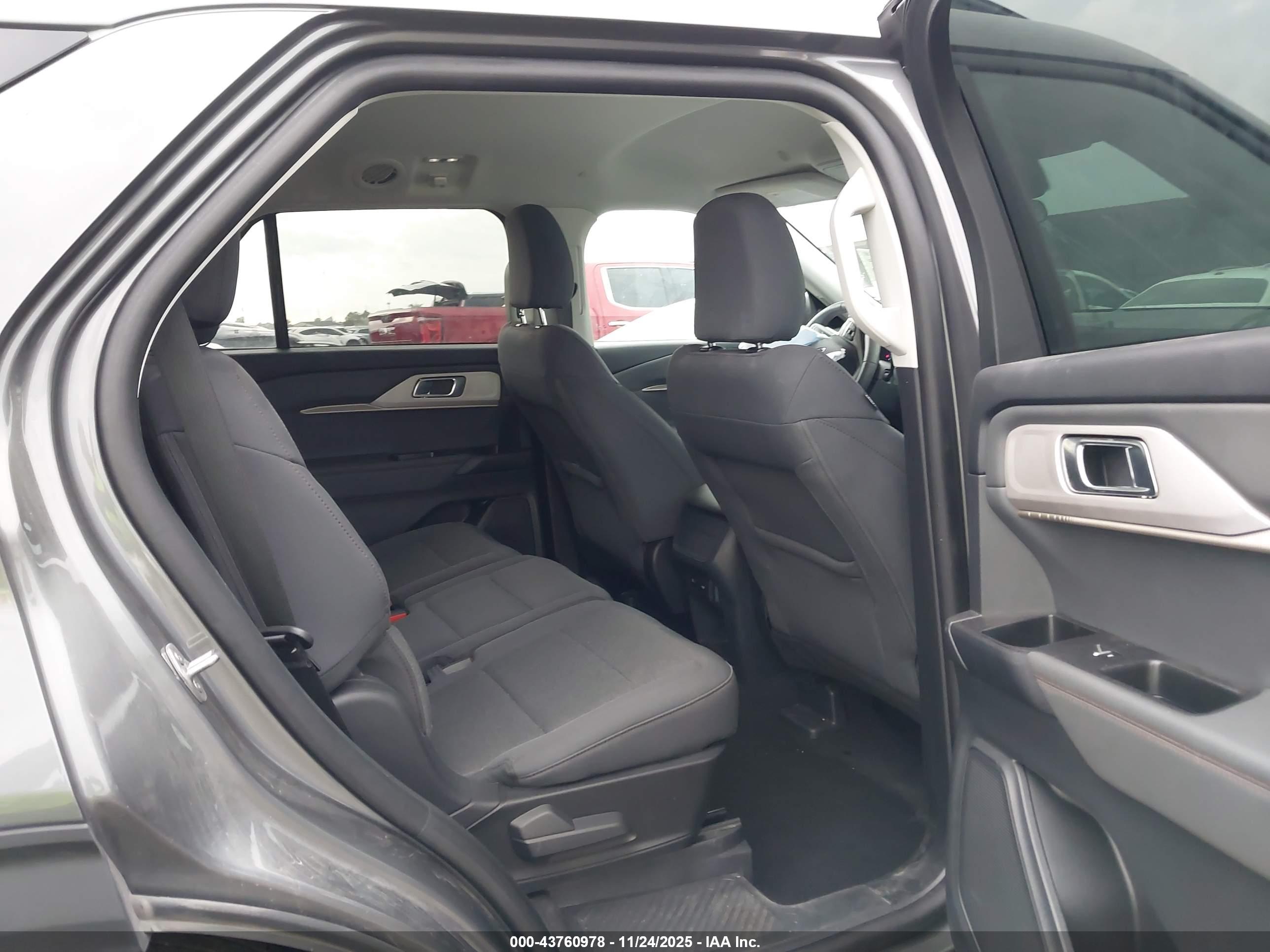 FORD EXPLORER image 8