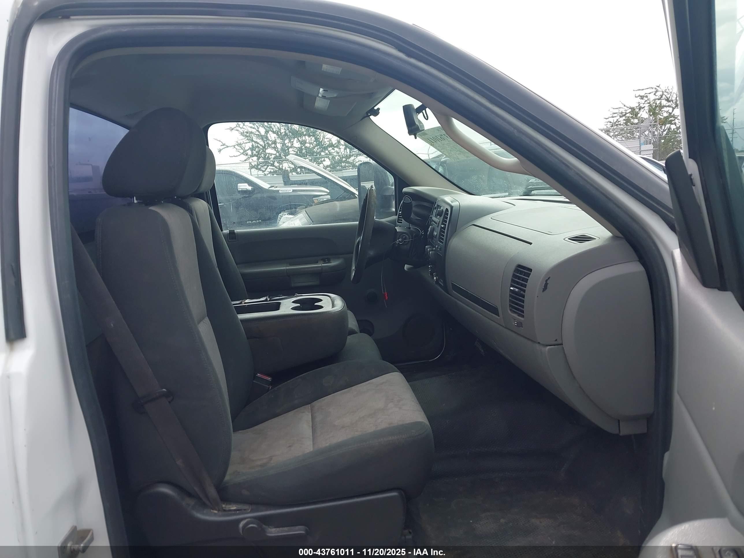 CHEVROLET SILVERADO image 5