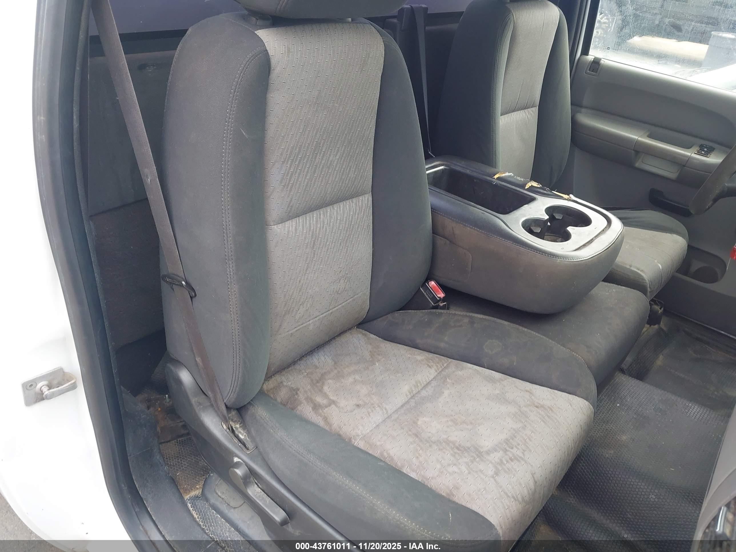 CHEVROLET SILVERADO image 8