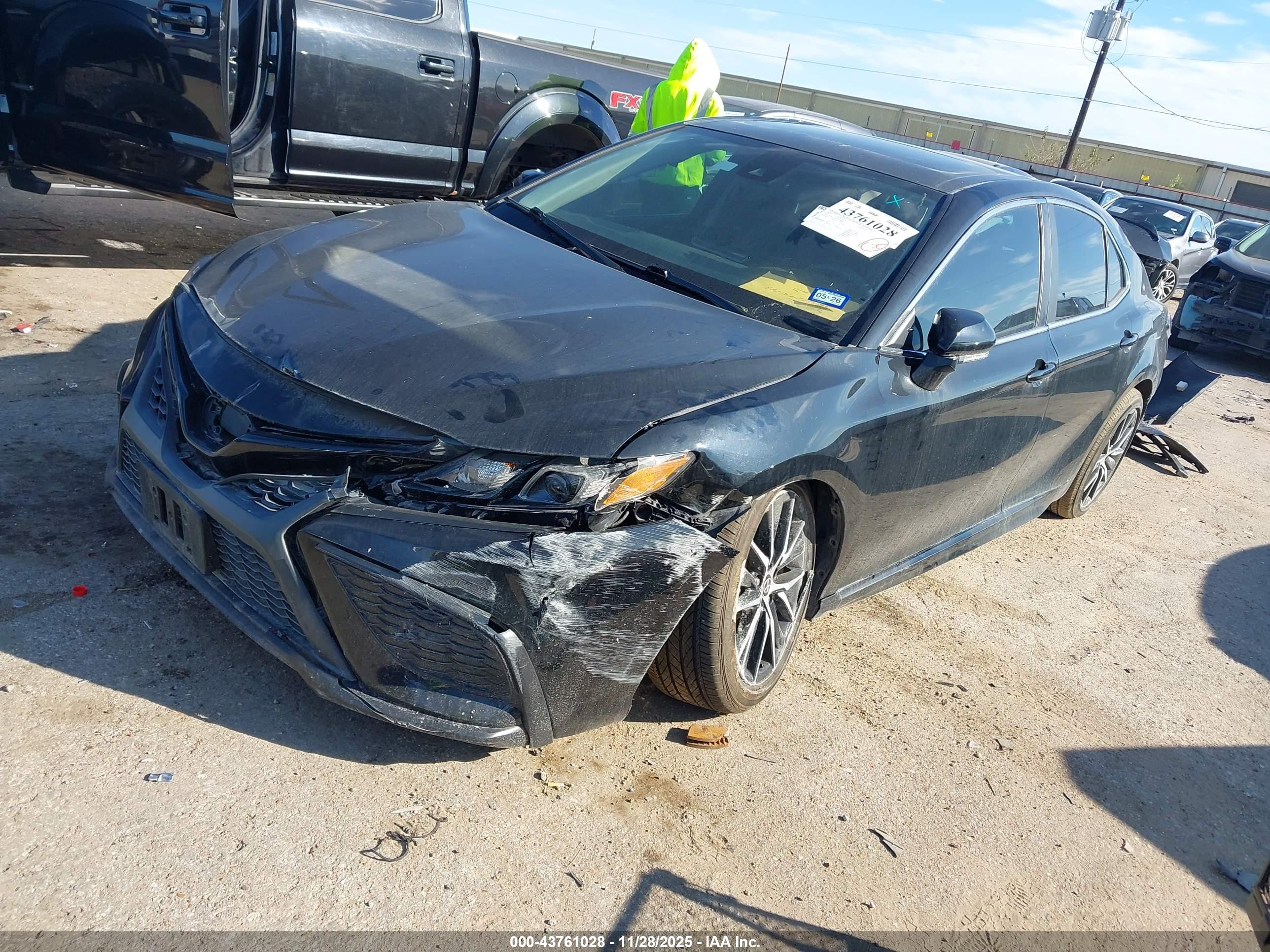 TOYOTA CAMRY image 2