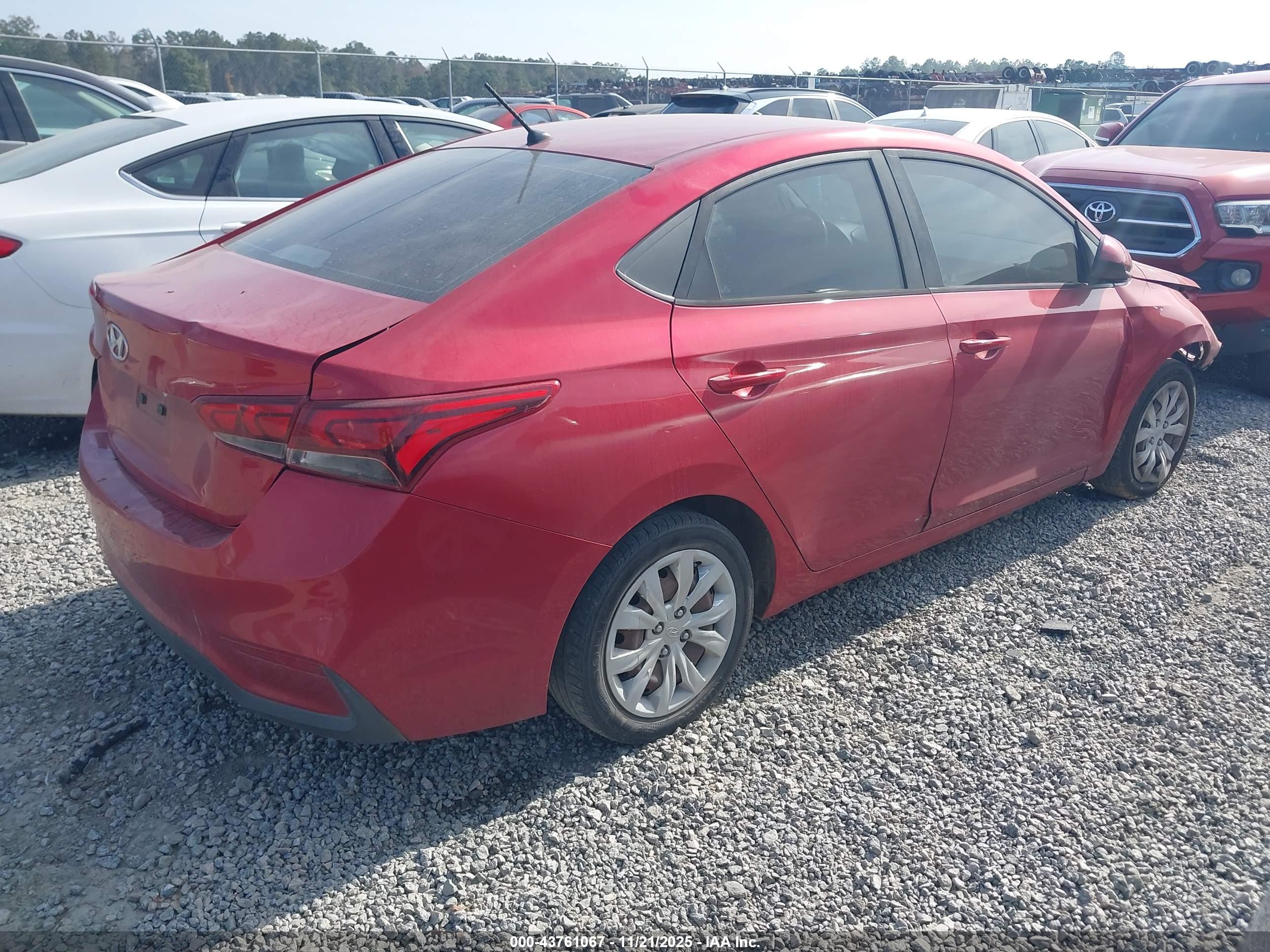 HYUNDAI ACCENT image 4