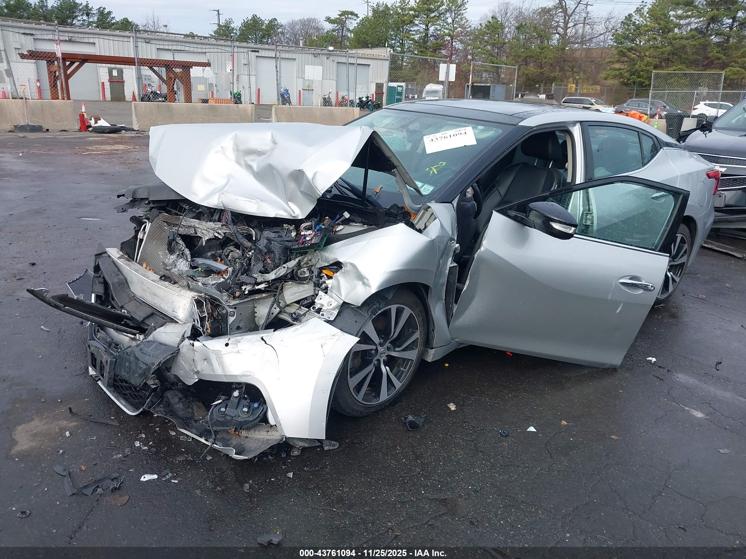 NISSAN MAXIMA image 2
