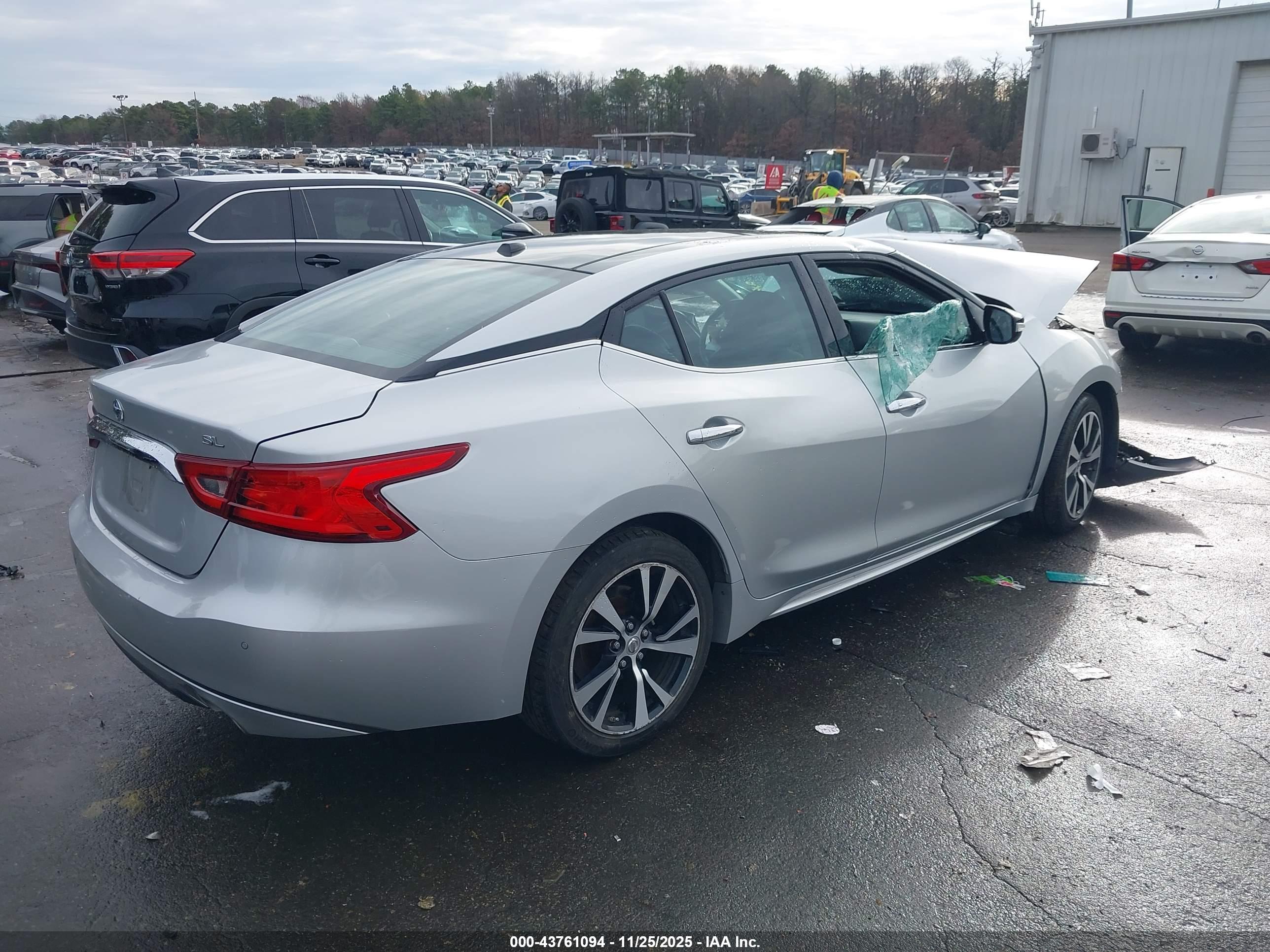 NISSAN MAXIMA image 4