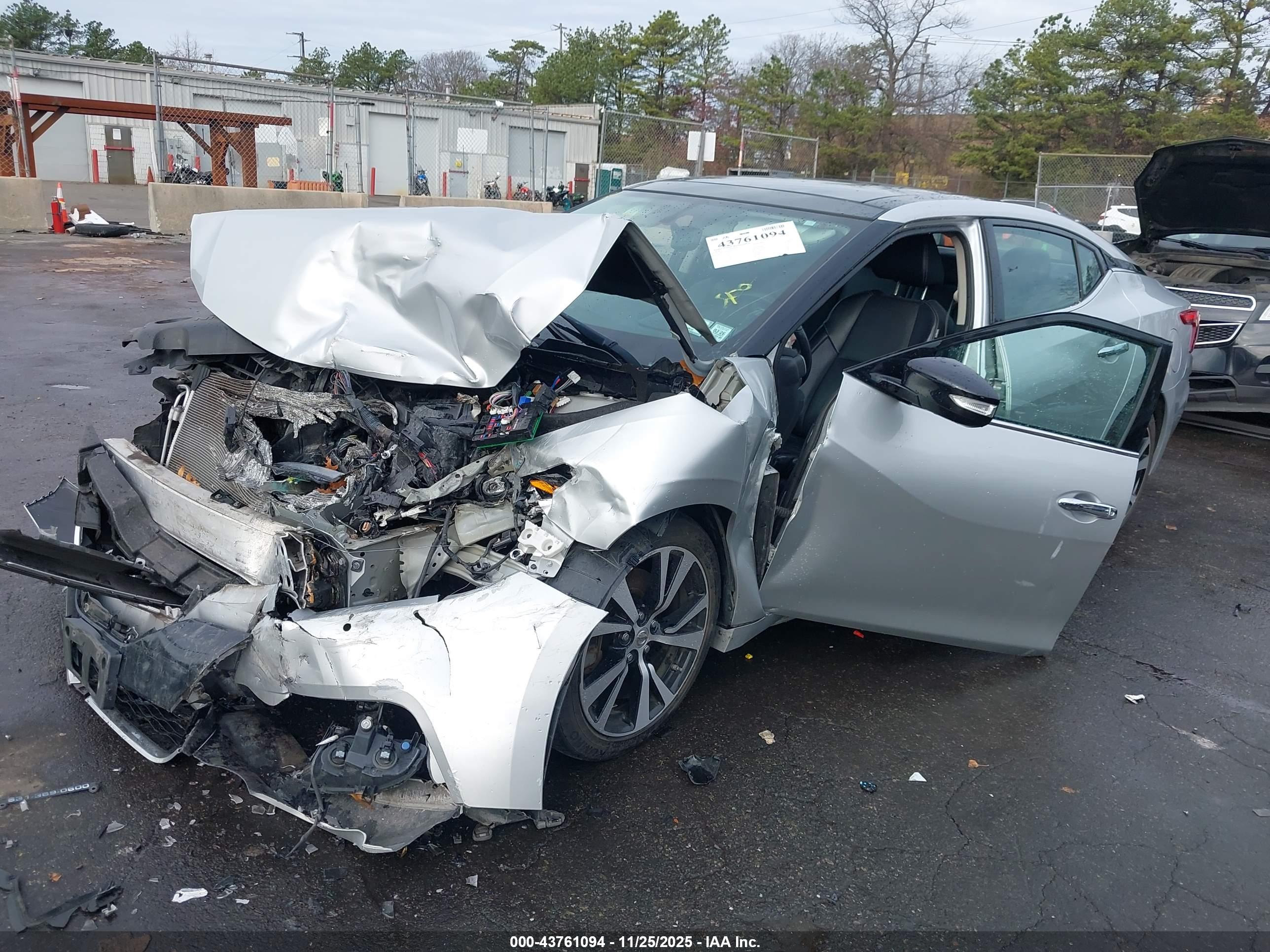 NISSAN MAXIMA image 6