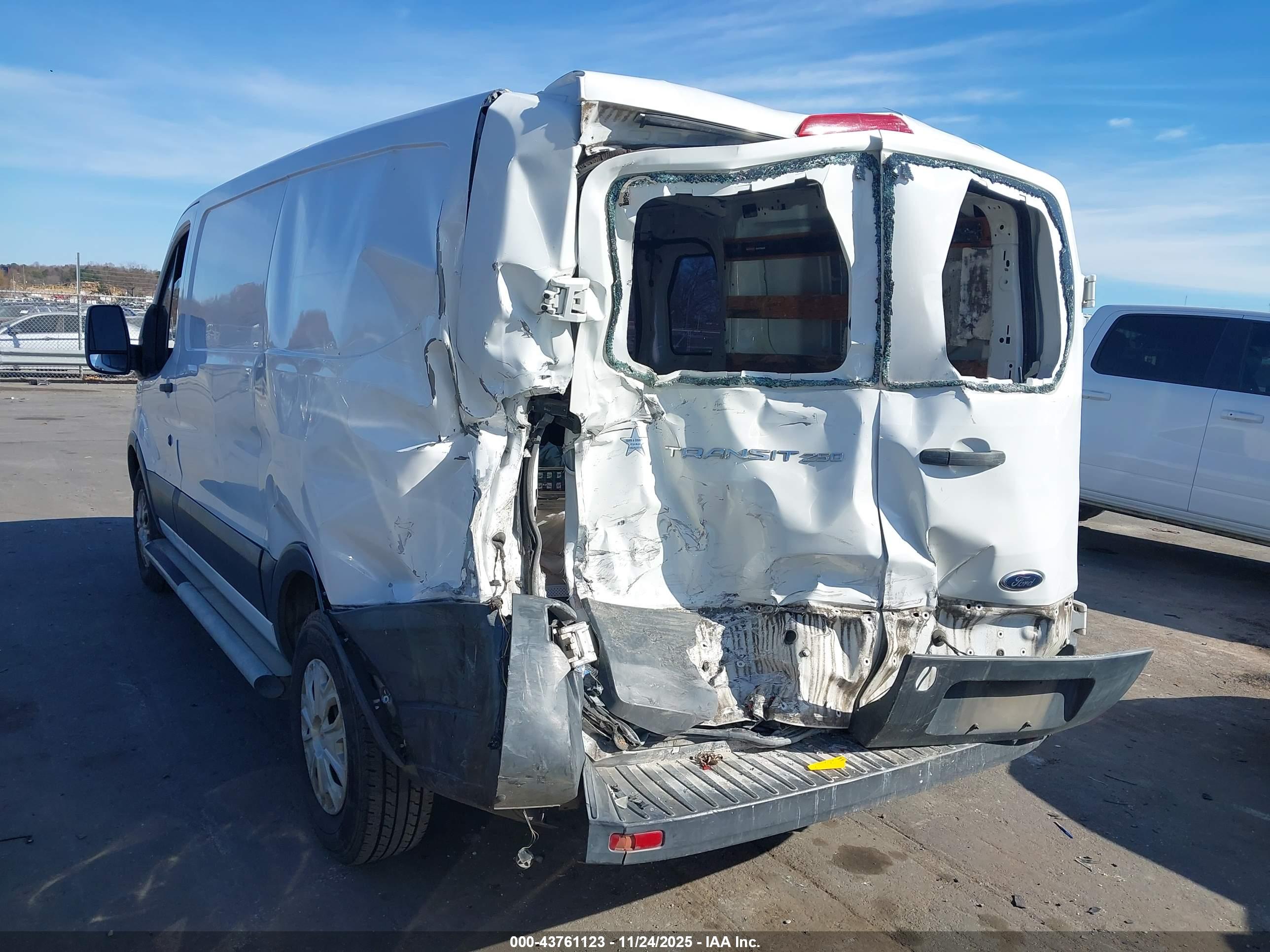 FORD TRANSIT-250 image 3