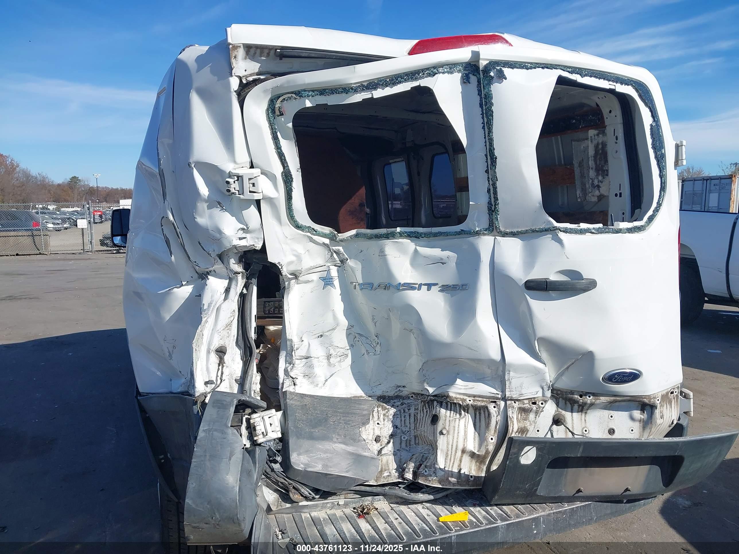 FORD TRANSIT-250 image 6