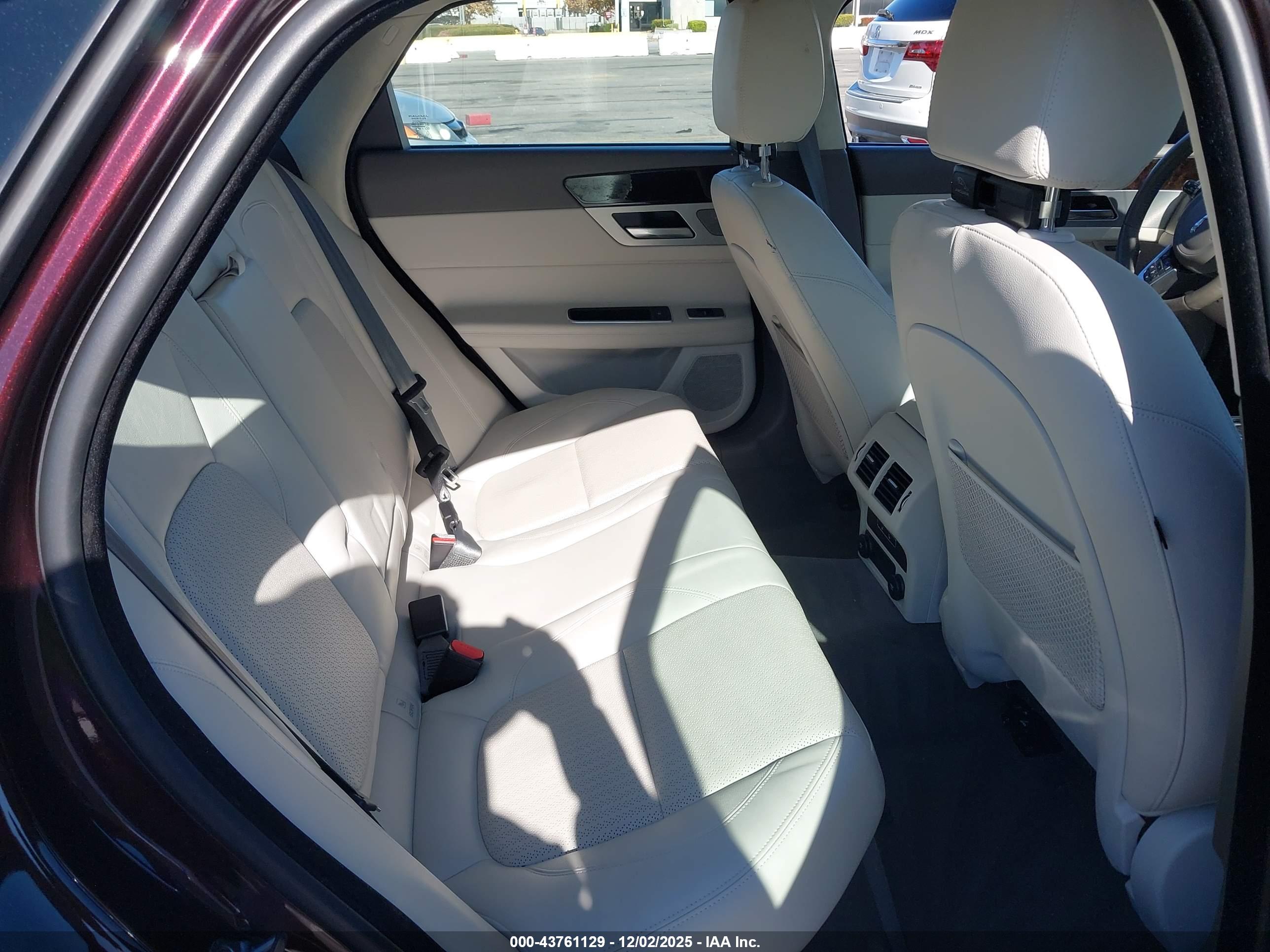 JAGUAR XF image 8