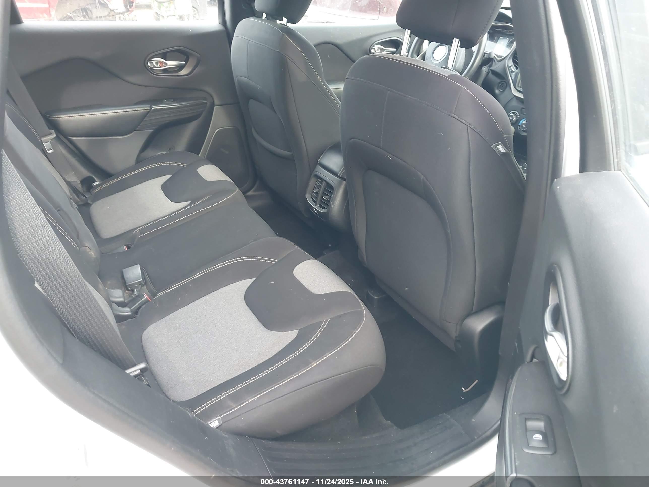 JEEP CHEROKEE image 8