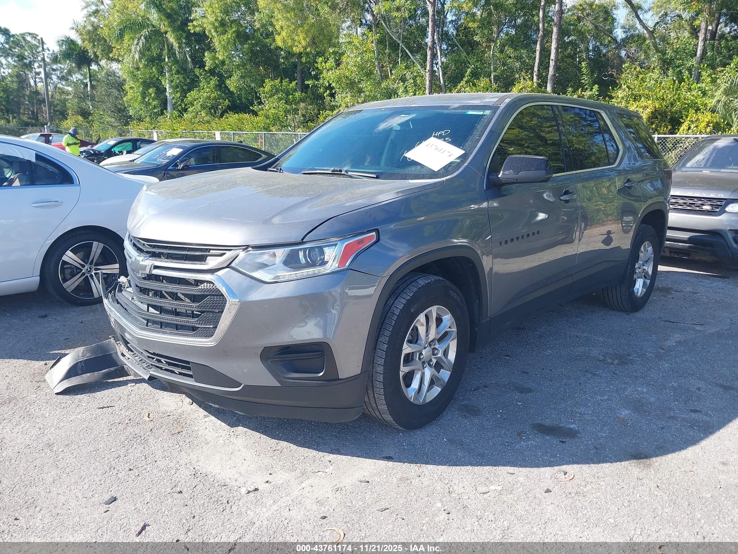 CHEVROLET TRAVERSE image 2