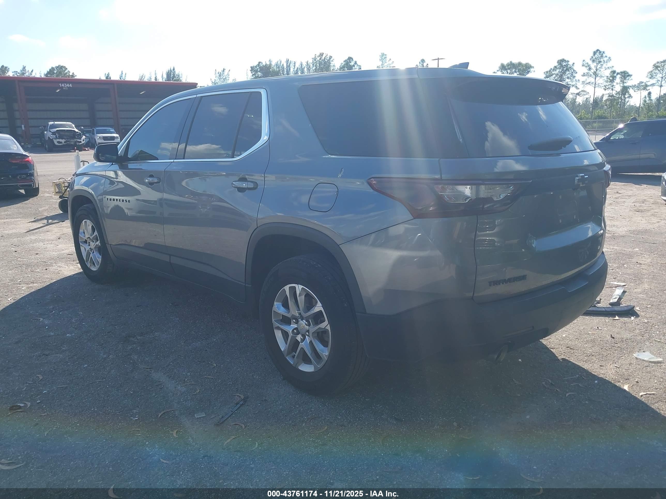CHEVROLET TRAVERSE image 3