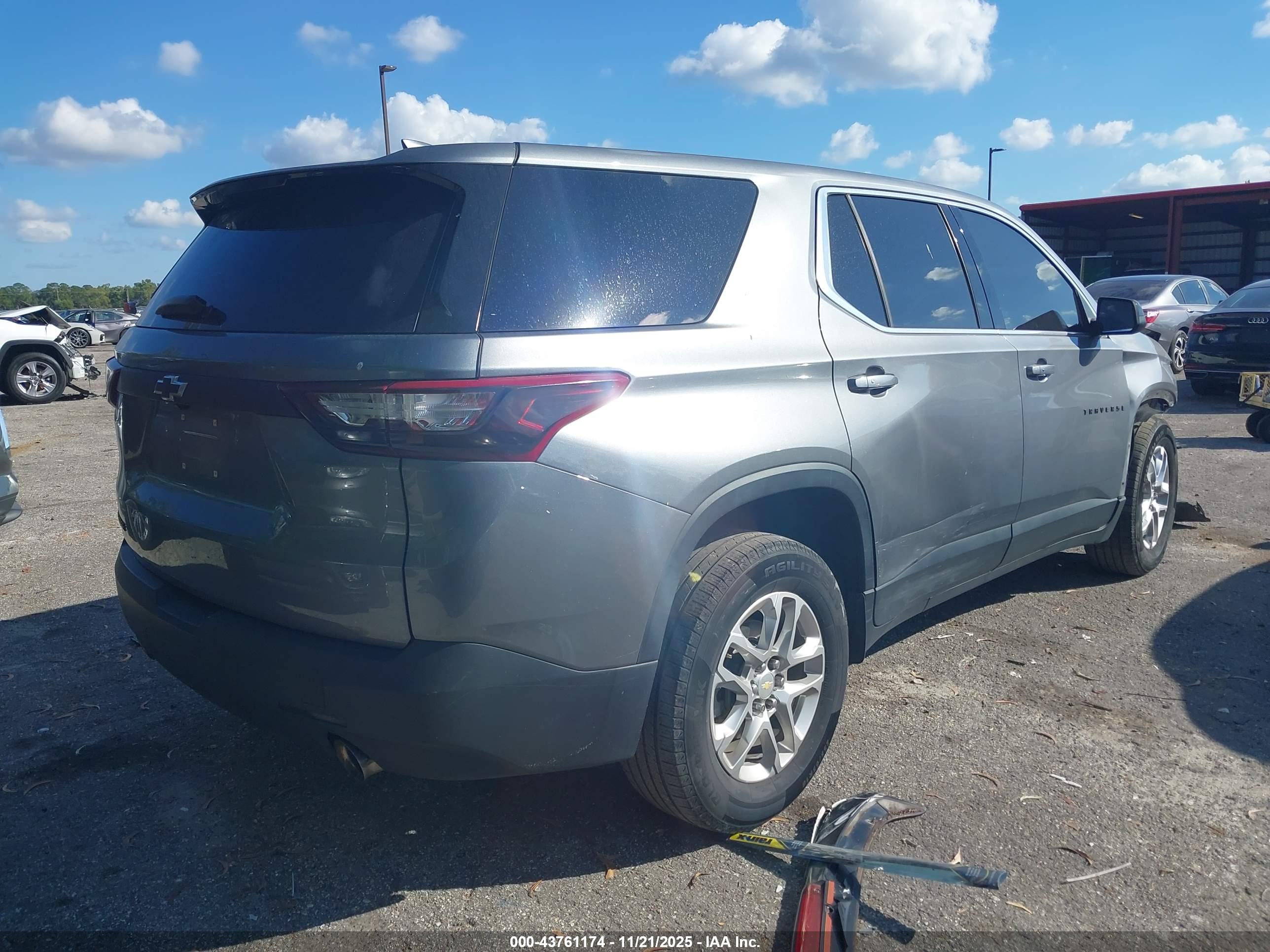 CHEVROLET TRAVERSE image 4