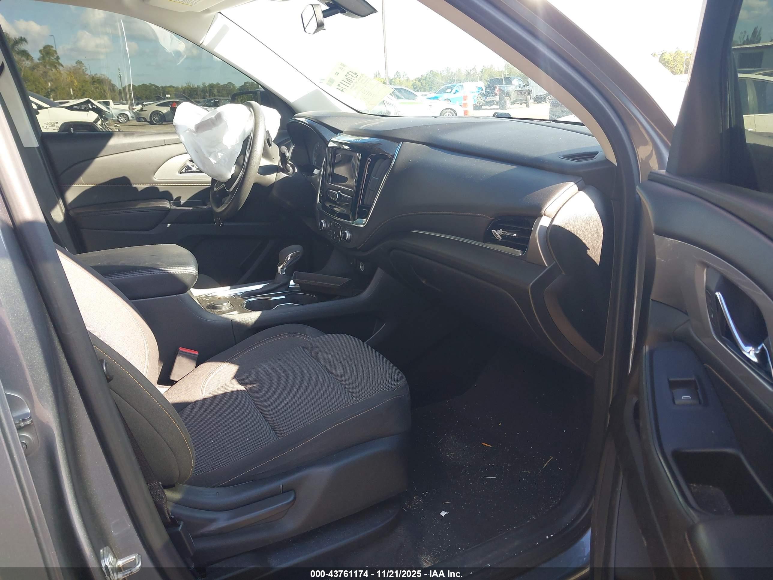 CHEVROLET TRAVERSE image 5