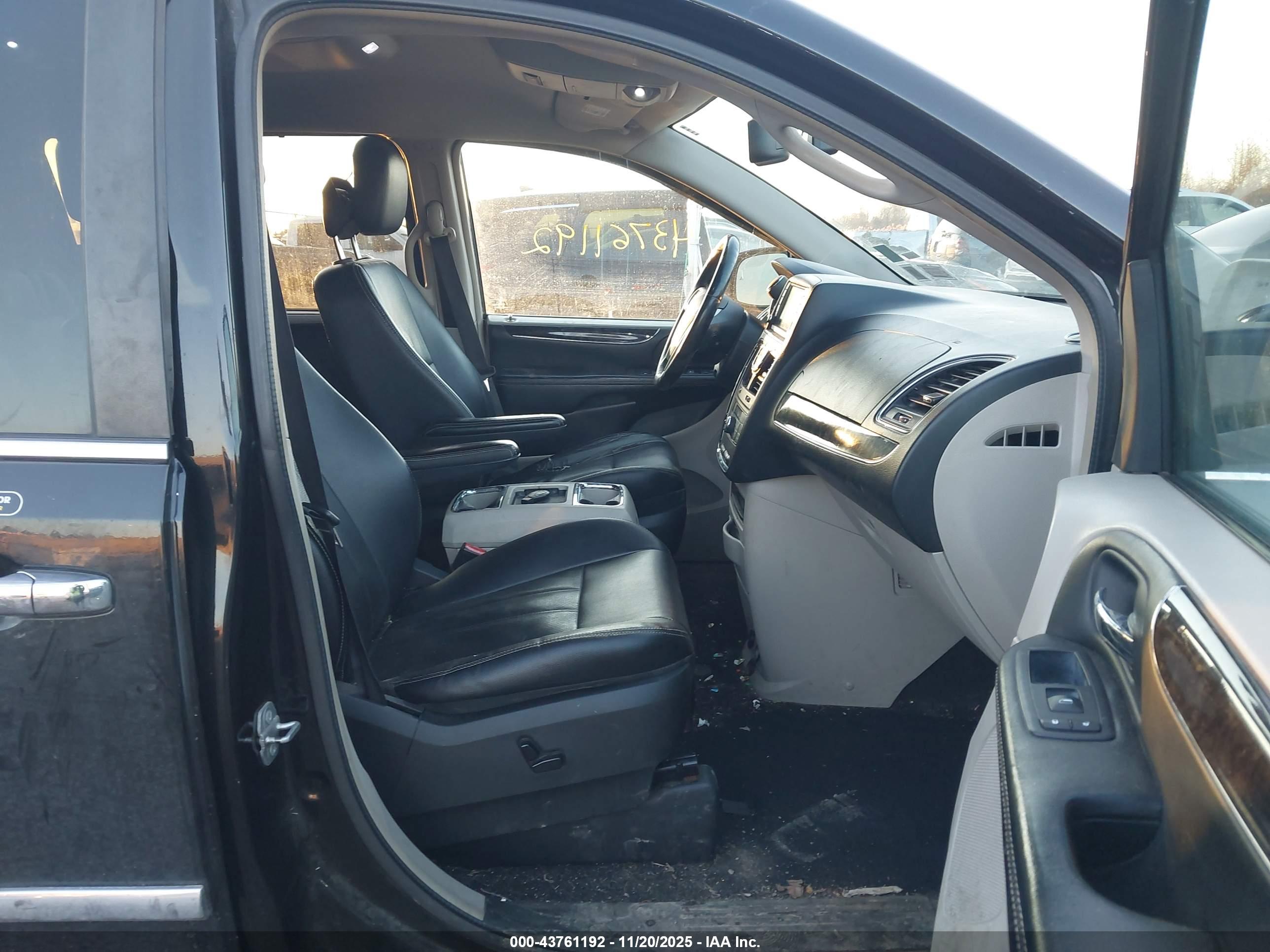 CHRYSLER TOWN image 5