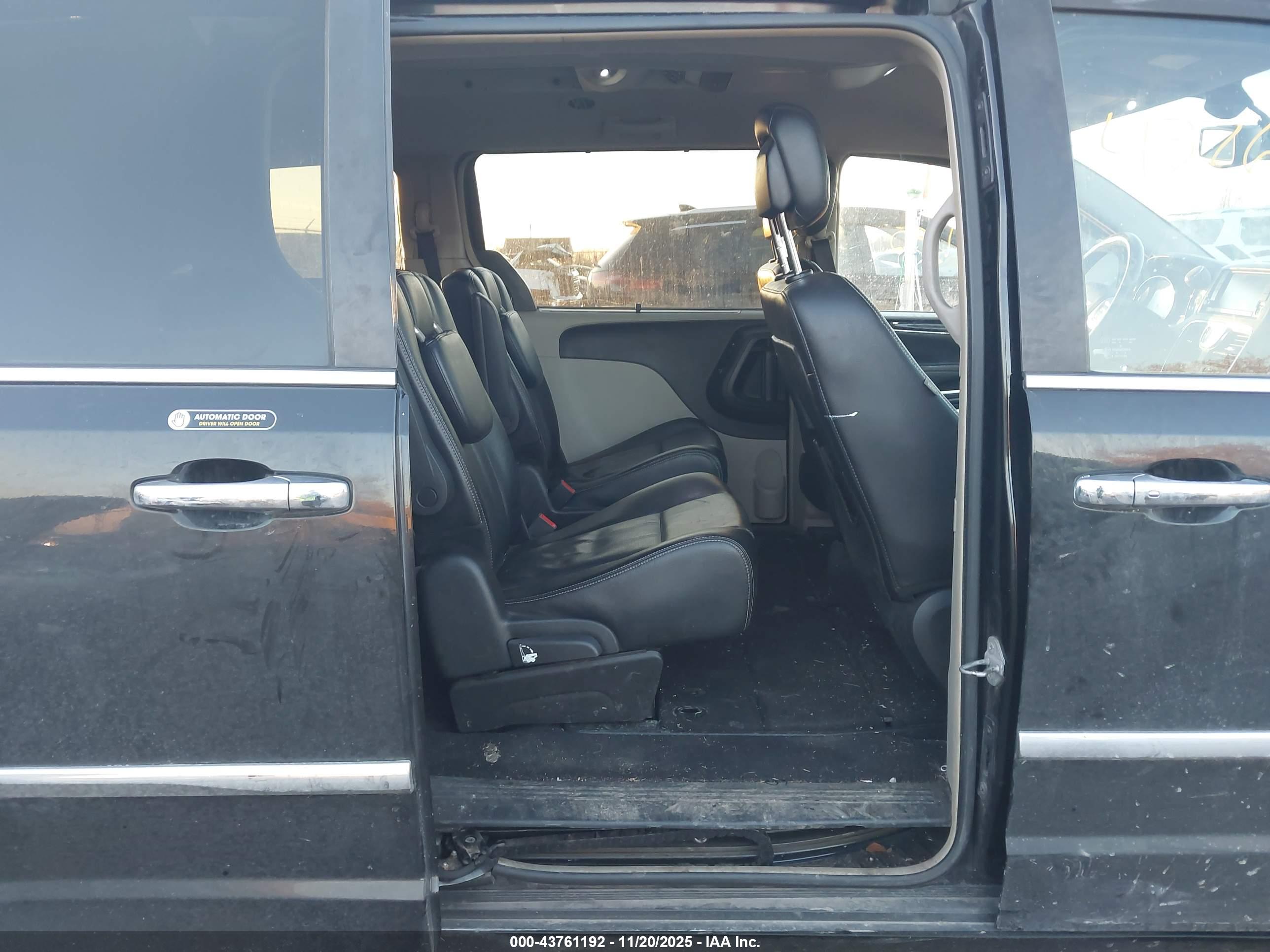 CHRYSLER TOWN image 8