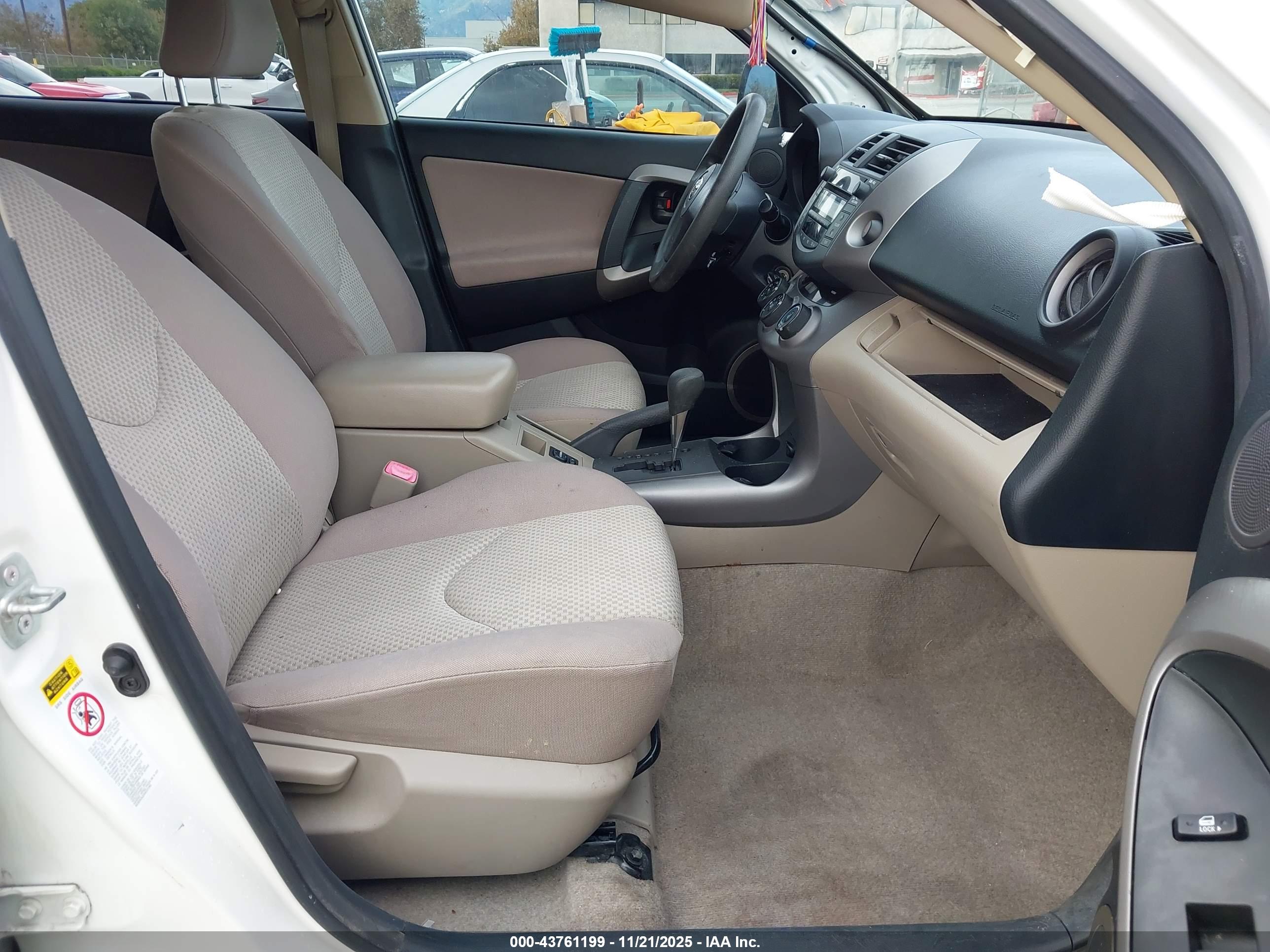 TOYOTA RAV4 image 5