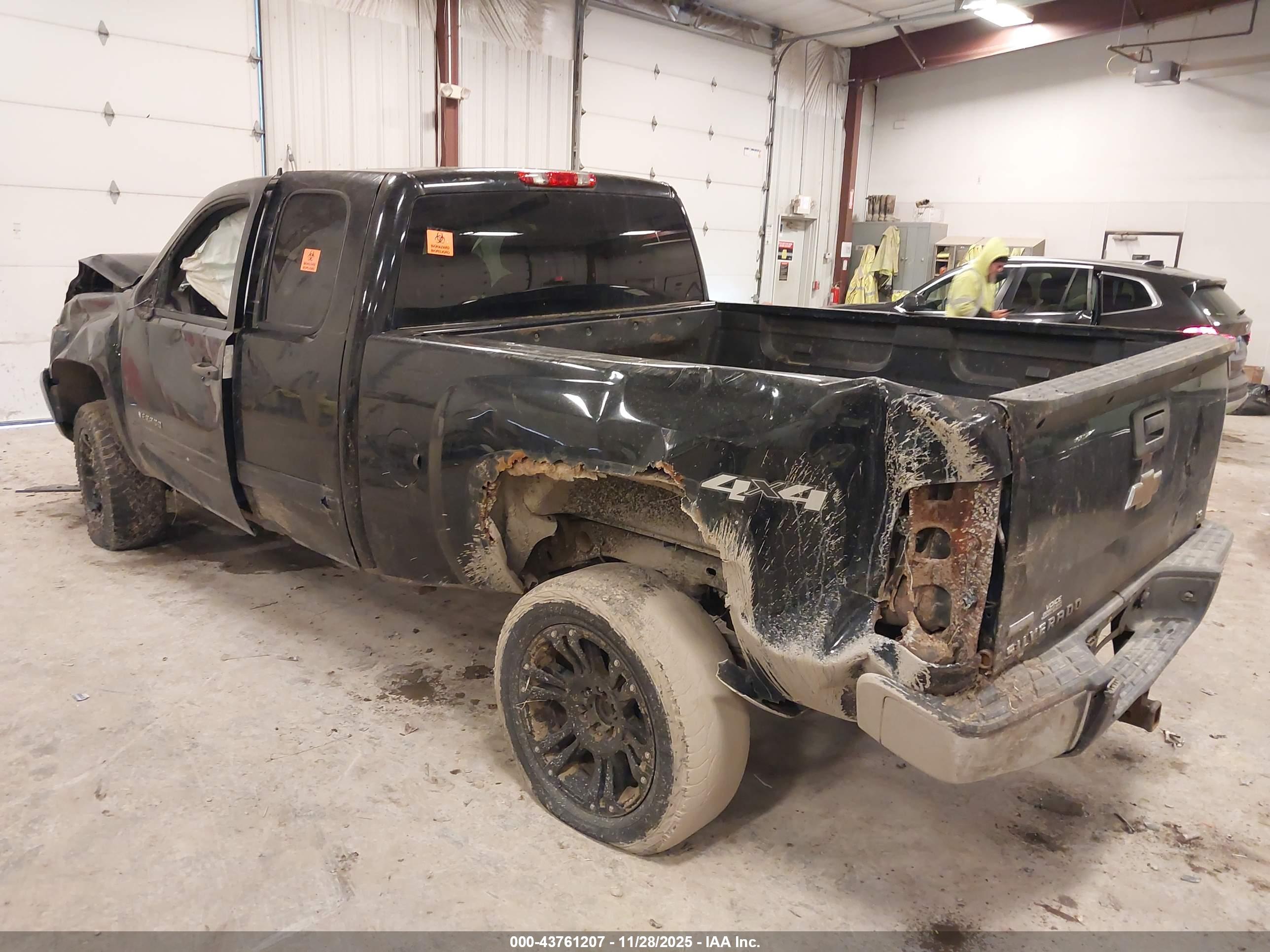 CHEVROLET SILVERADO image 3