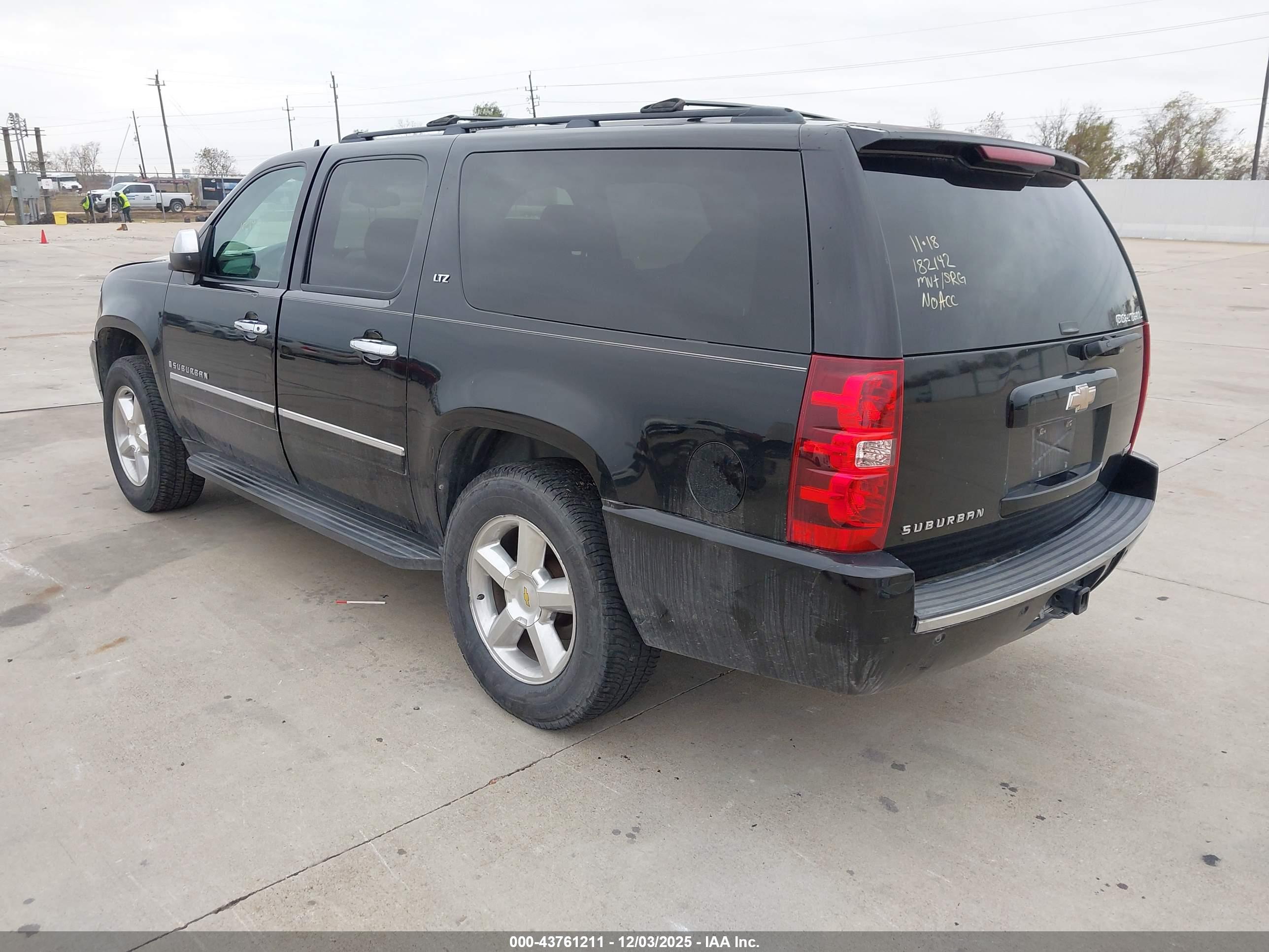 CHEVROLET SUBURBAN image 3