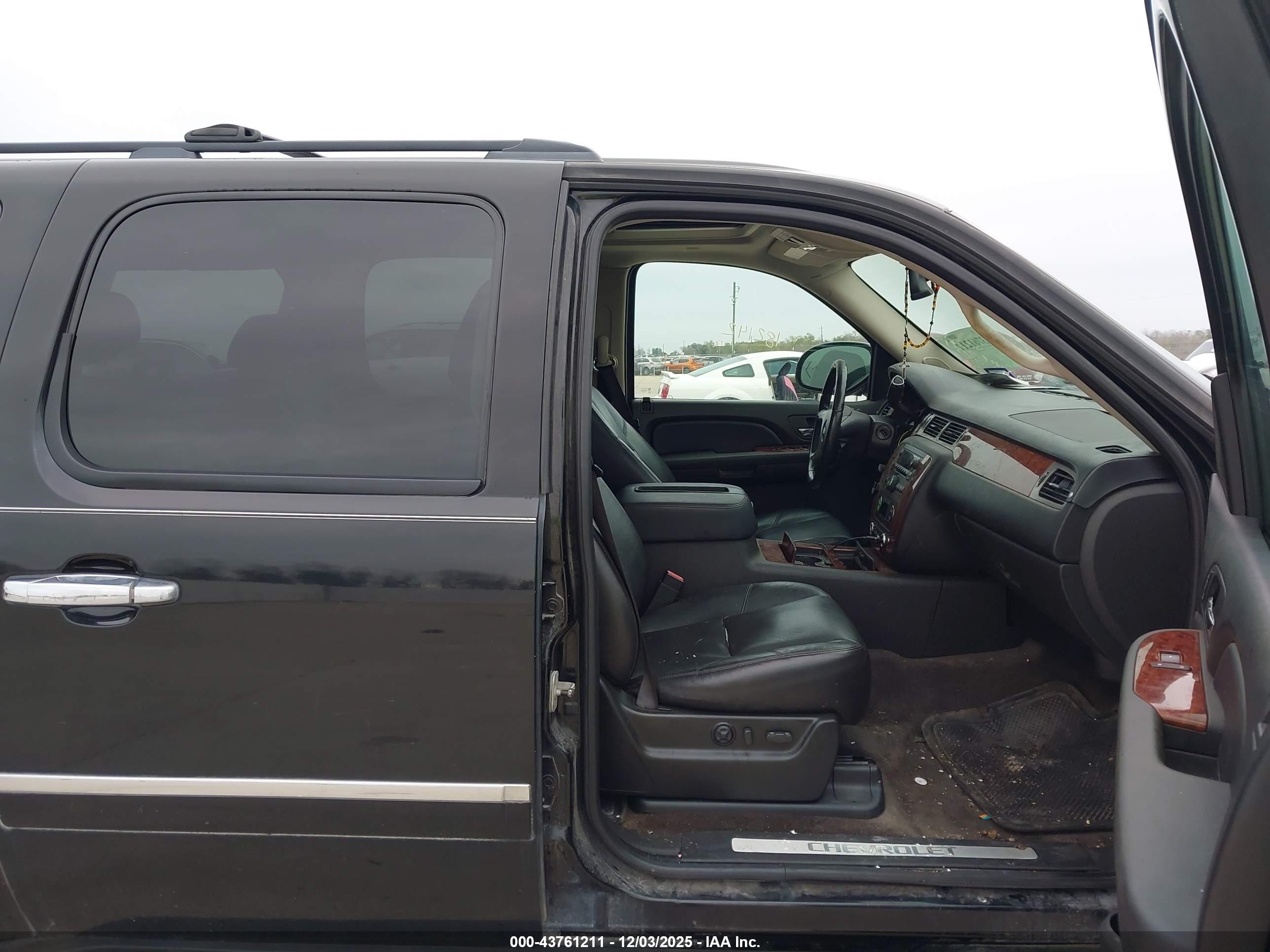 CHEVROLET SUBURBAN image 5