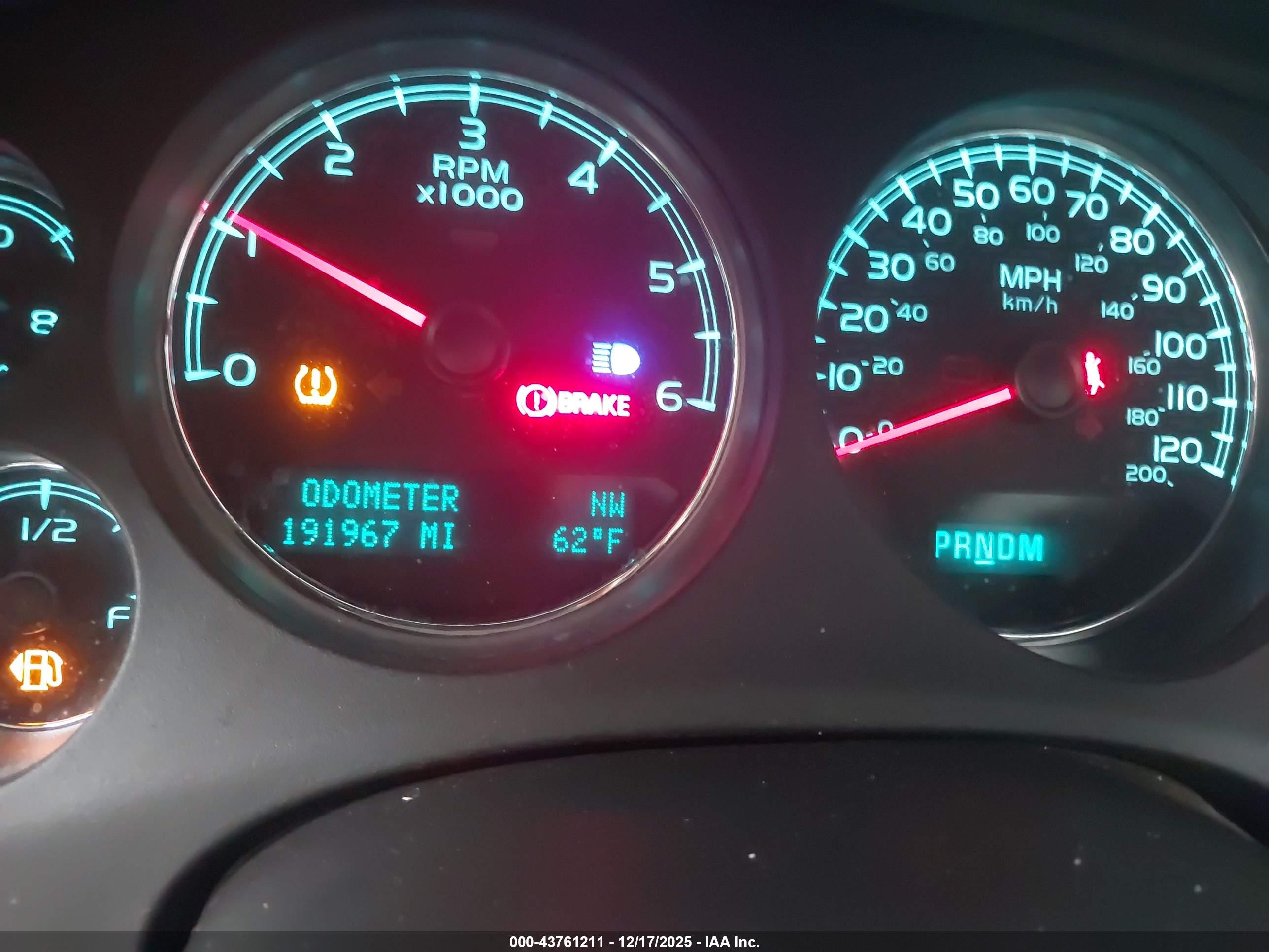 CHEVROLET SUBURBAN image 7