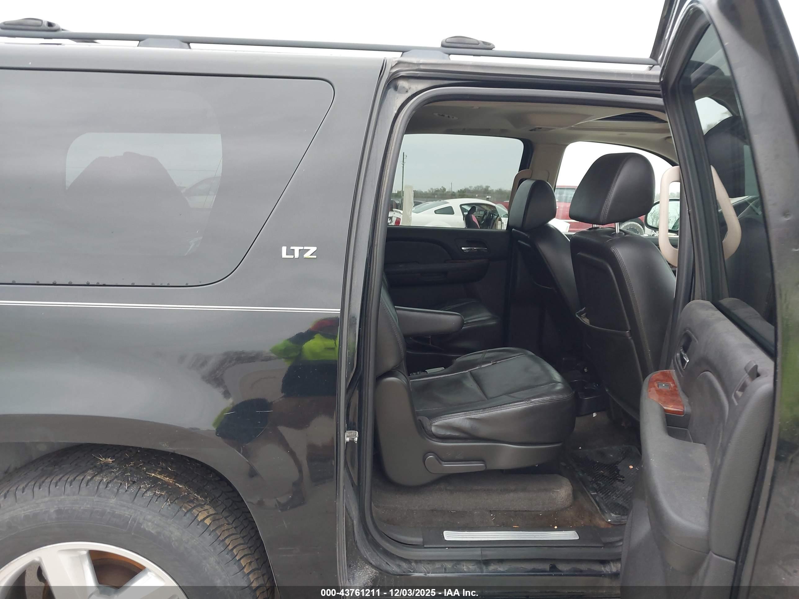 CHEVROLET SUBURBAN image 8