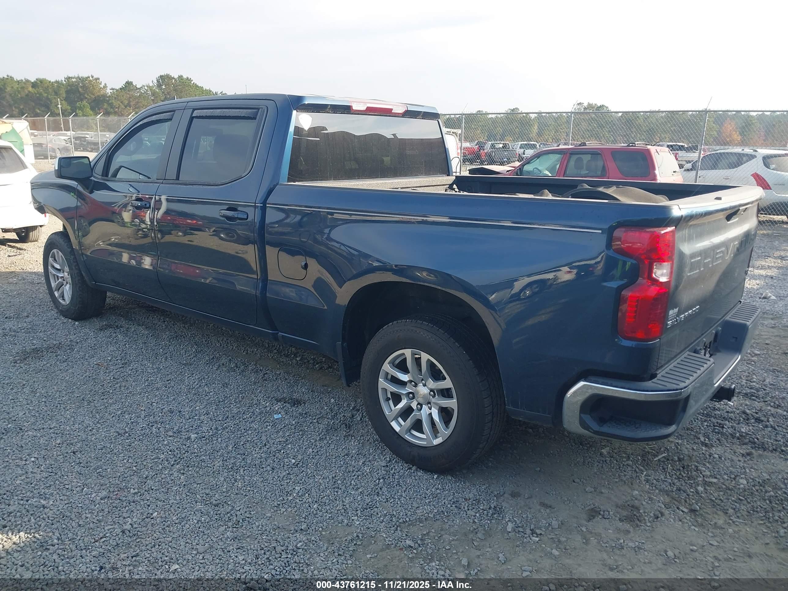 CHEVROLET SILVERADO image 3