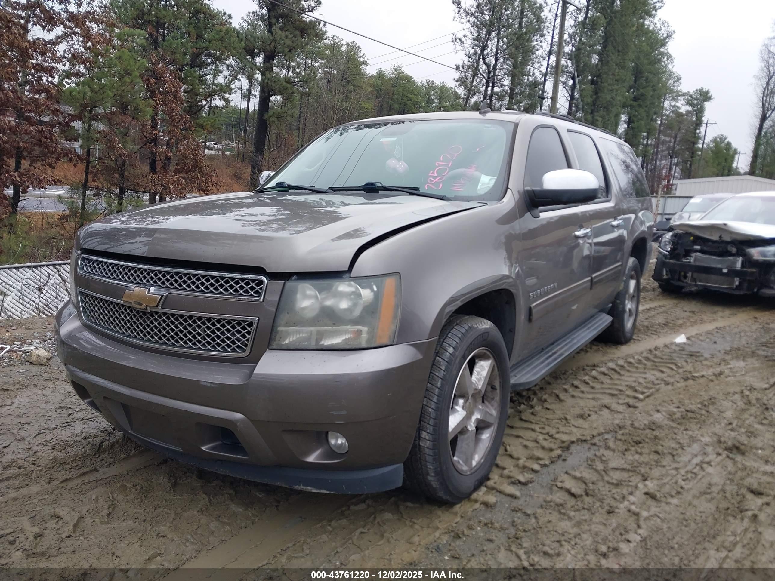 CHEVROLET SUBURBAN image 2