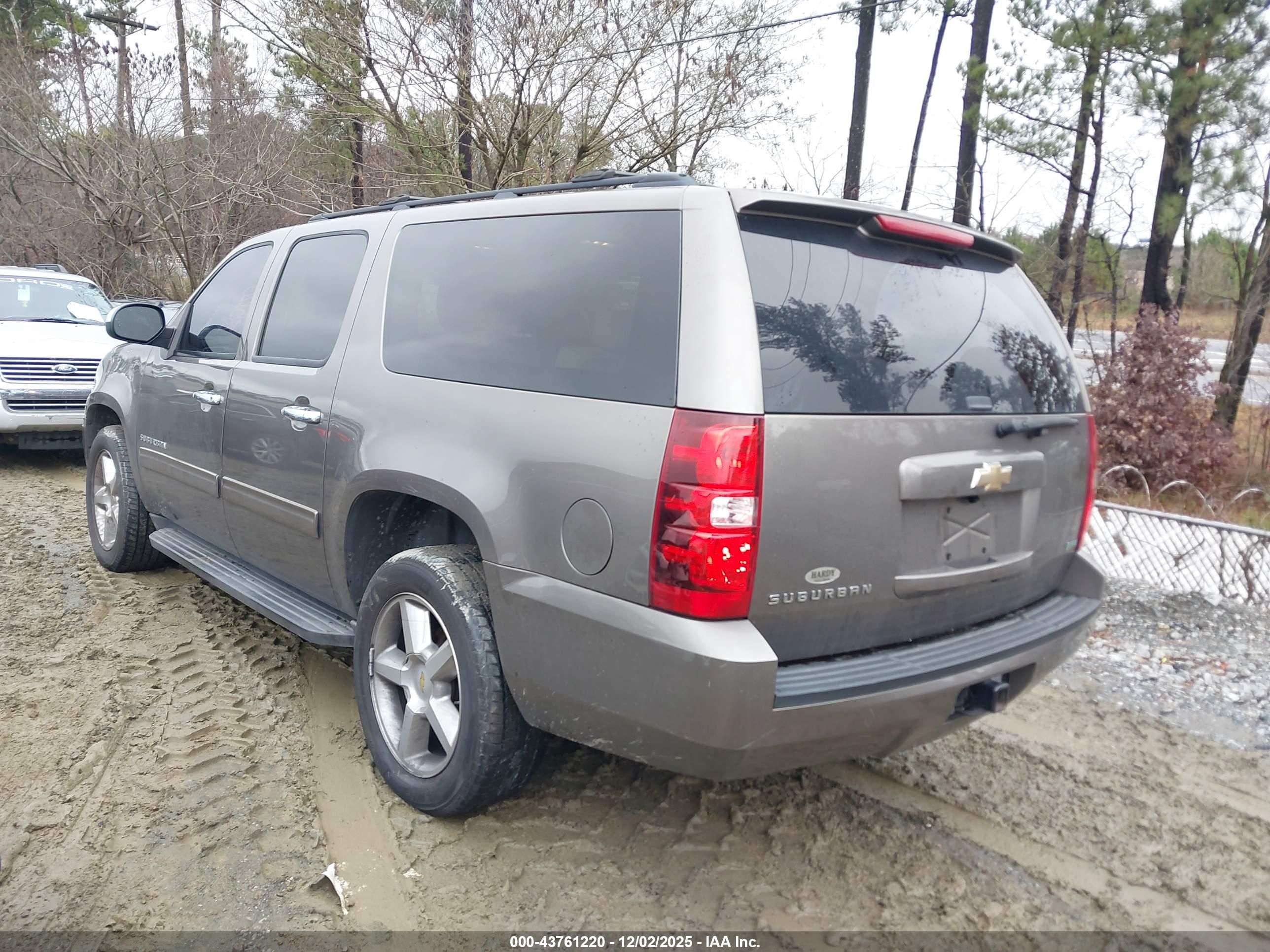 CHEVROLET SUBURBAN image 3