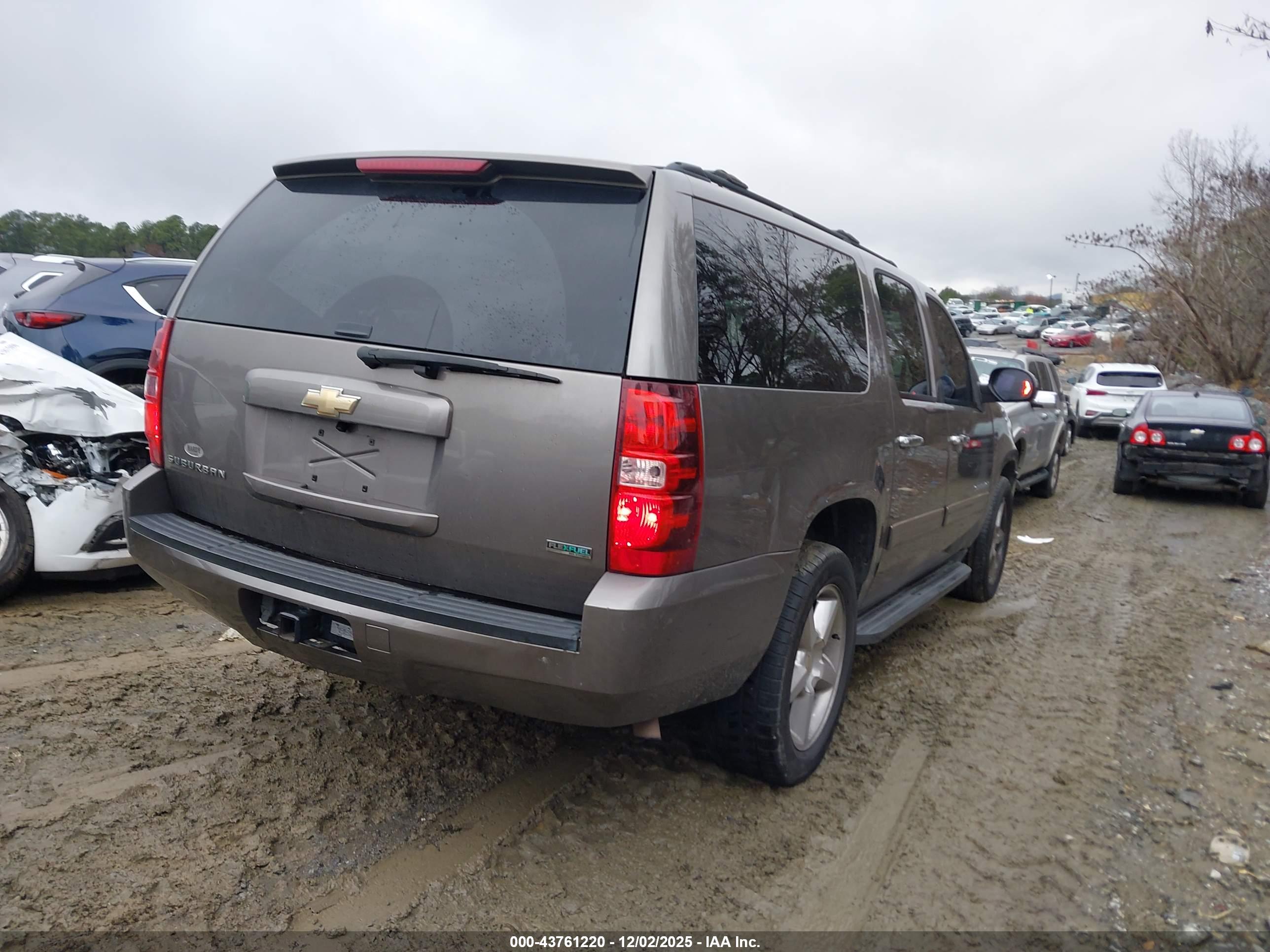 CHEVROLET SUBURBAN image 4