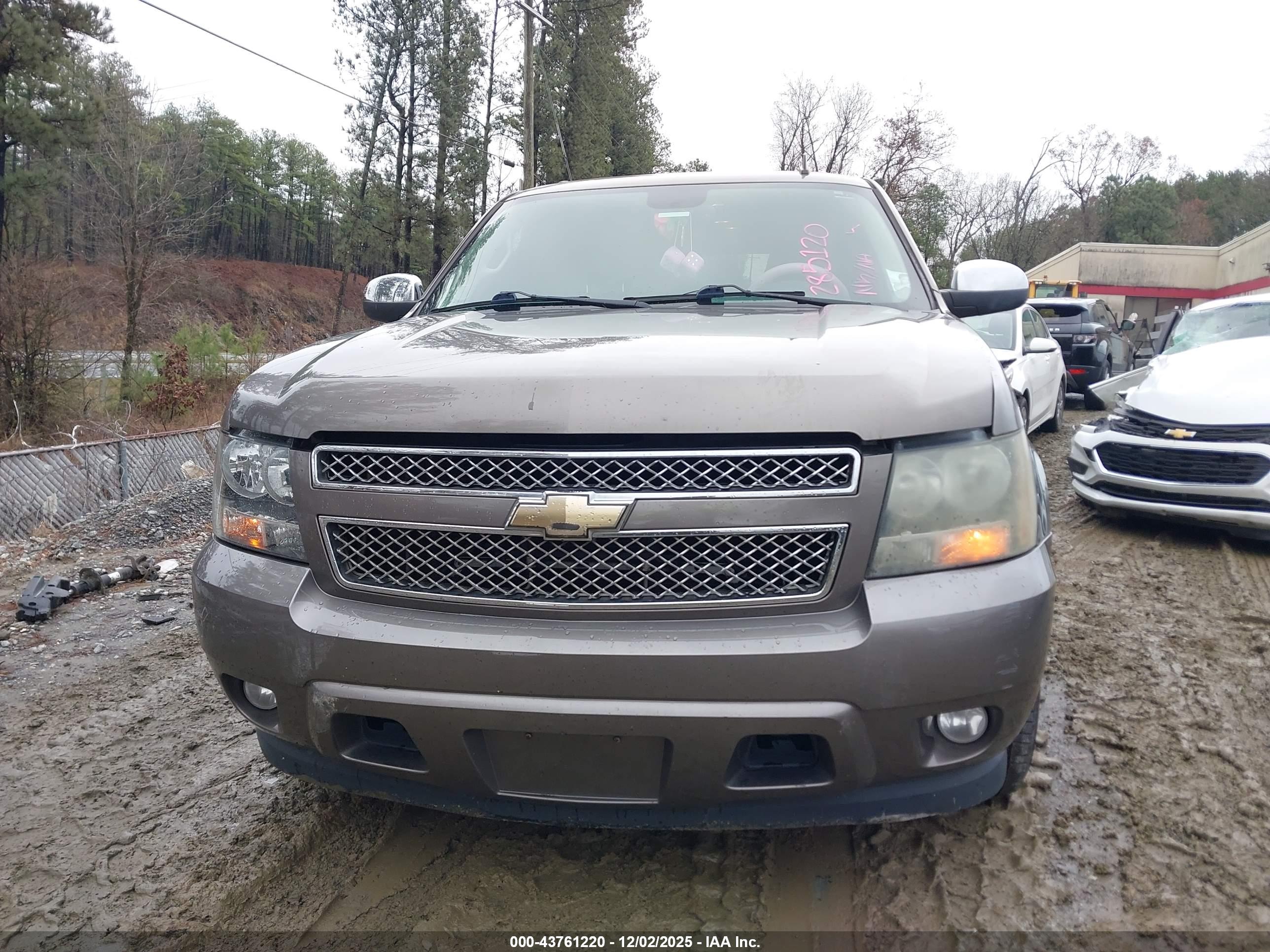 CHEVROLET SUBURBAN image 6