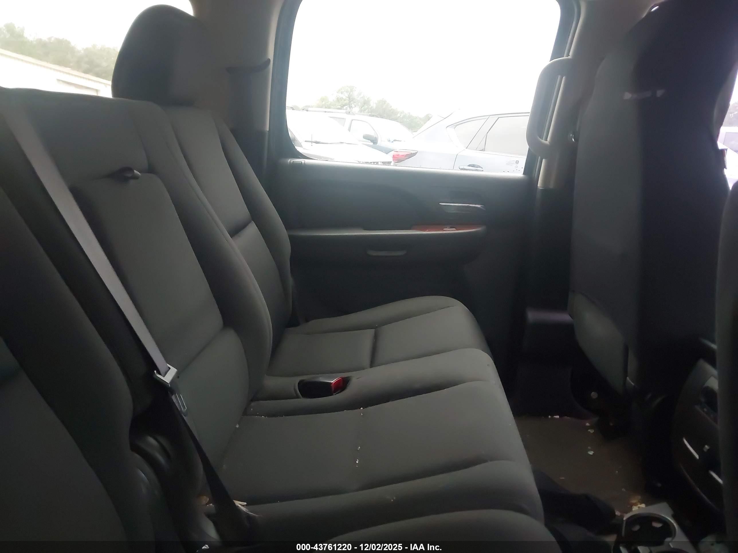 CHEVROLET SUBURBAN image 8