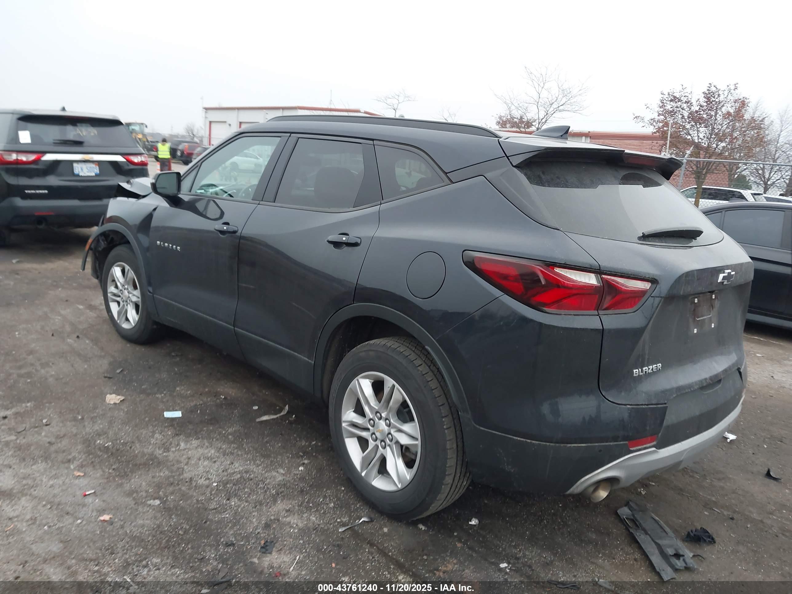 CHEVROLET BLAZER image 3