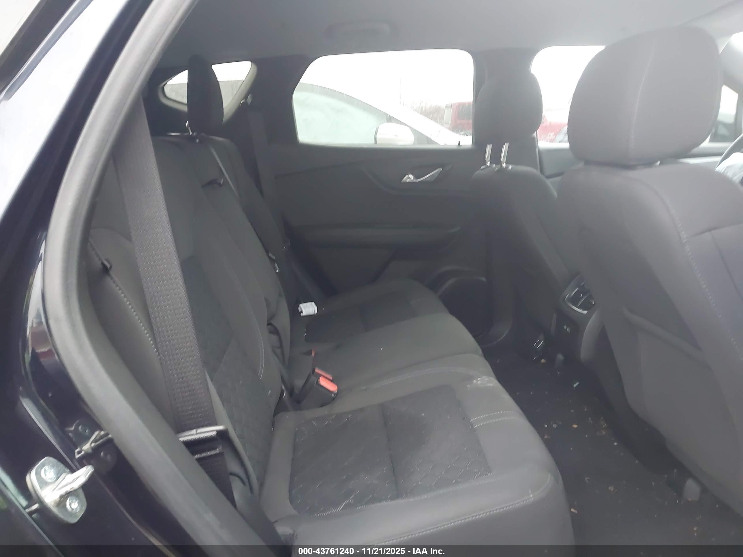 CHEVROLET BLAZER image 8