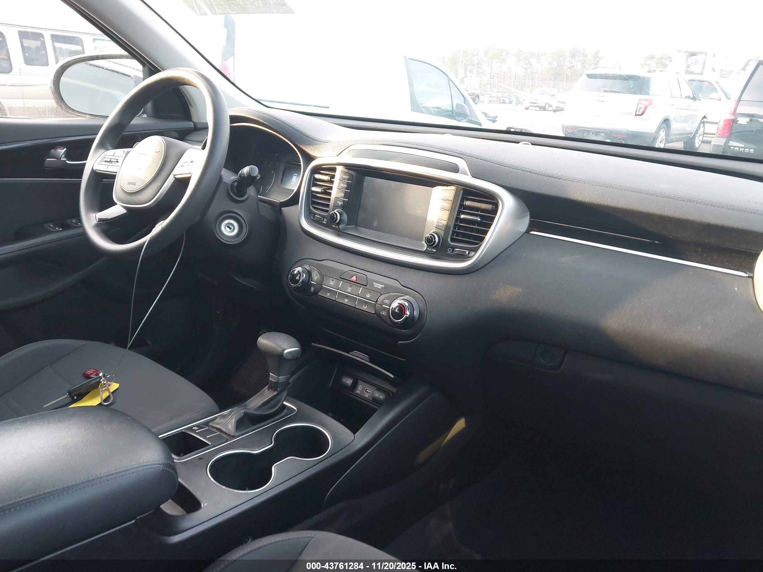 KIA SORENTO image 5