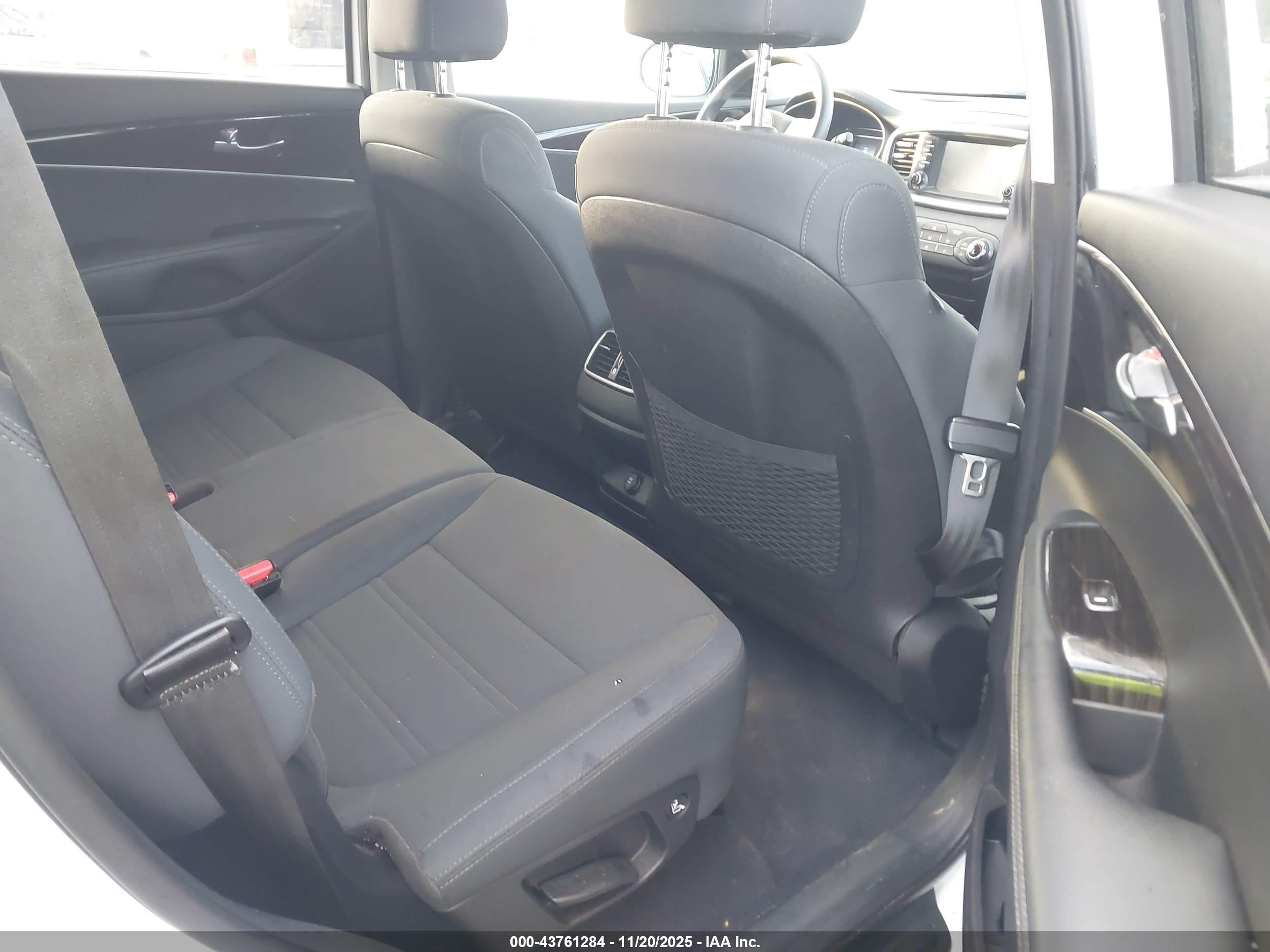 KIA SORENTO image 8