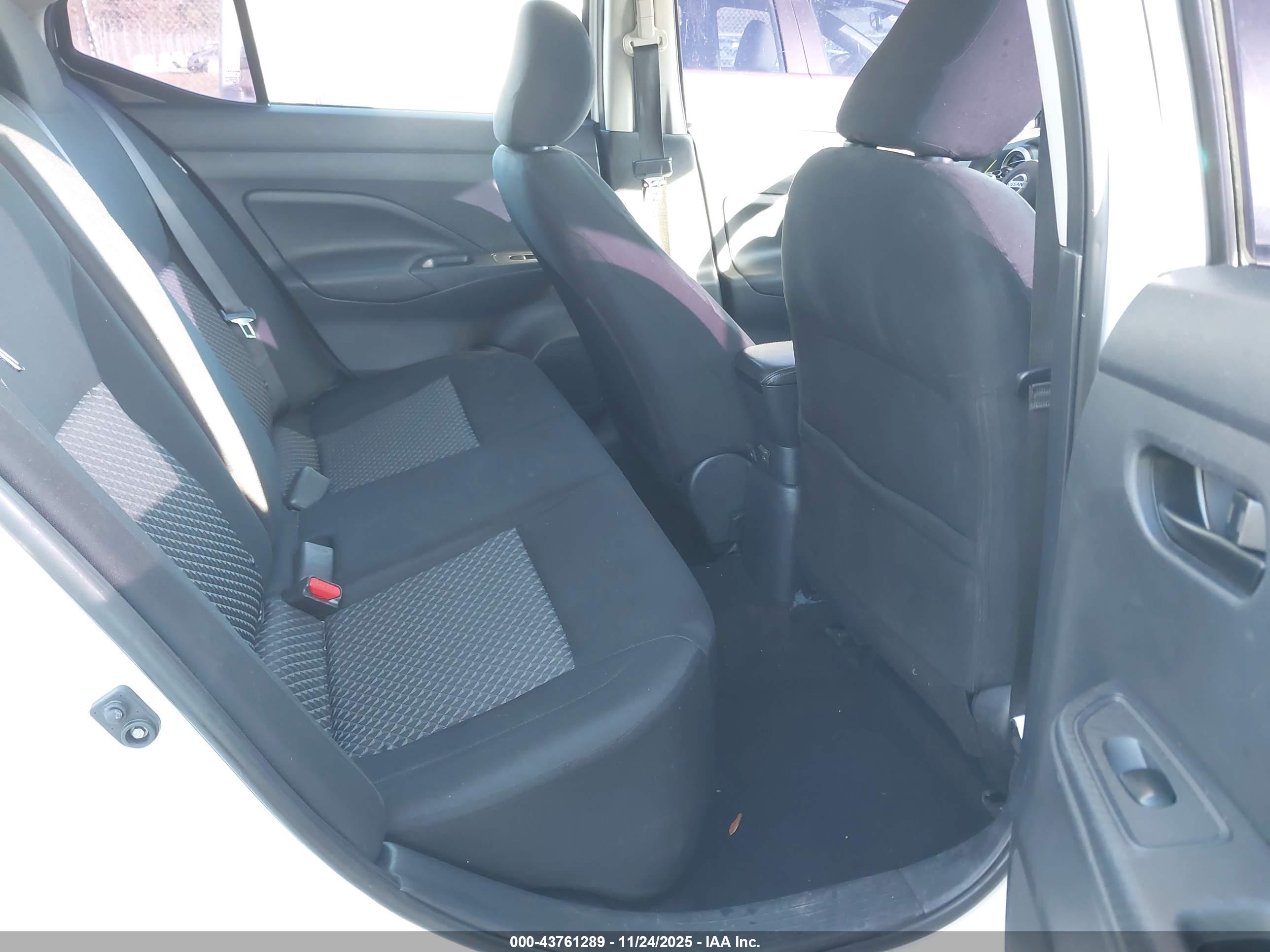 NISSAN VERSA image 8