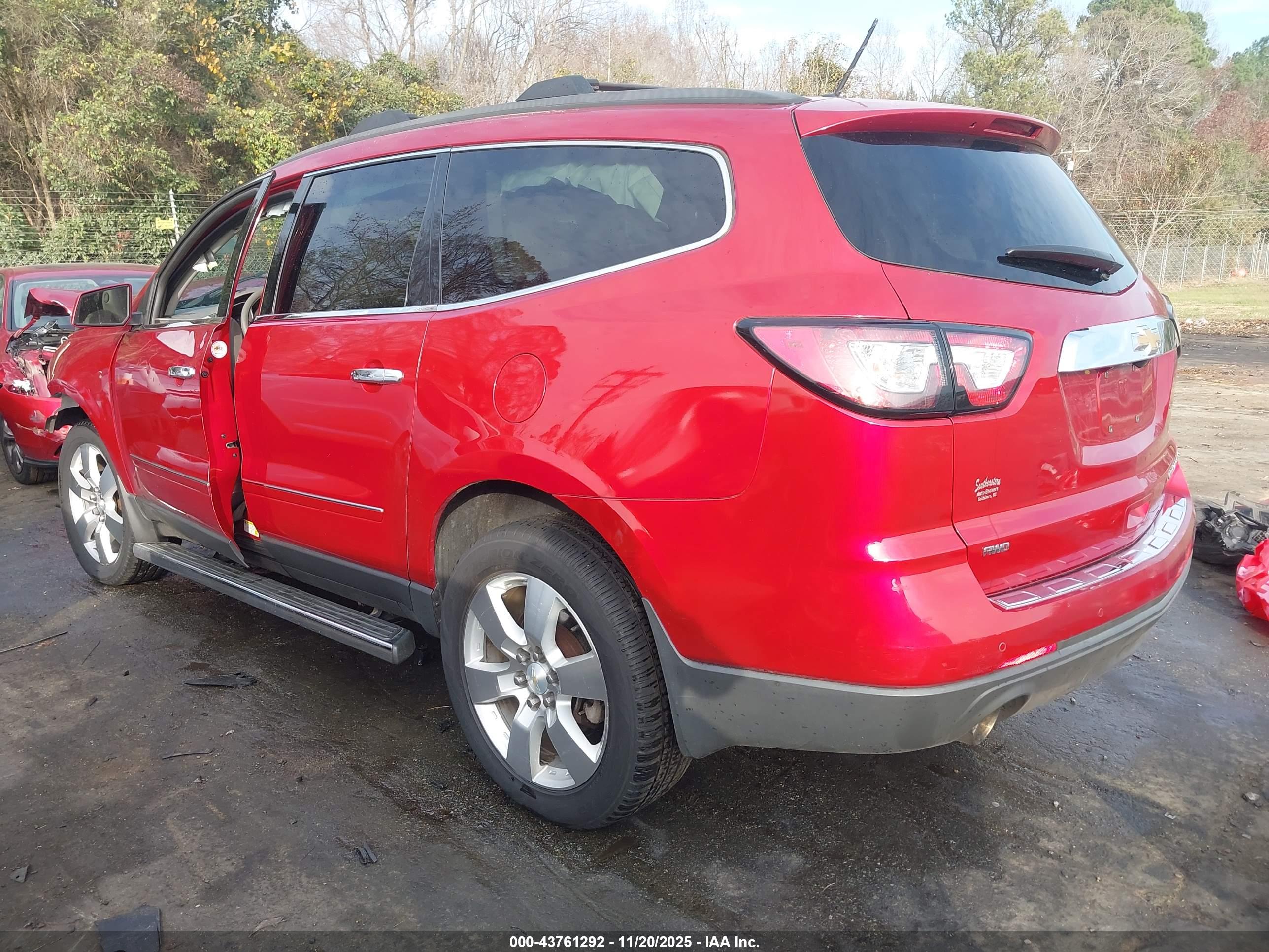 CHEVROLET TRAVERSE image 3
