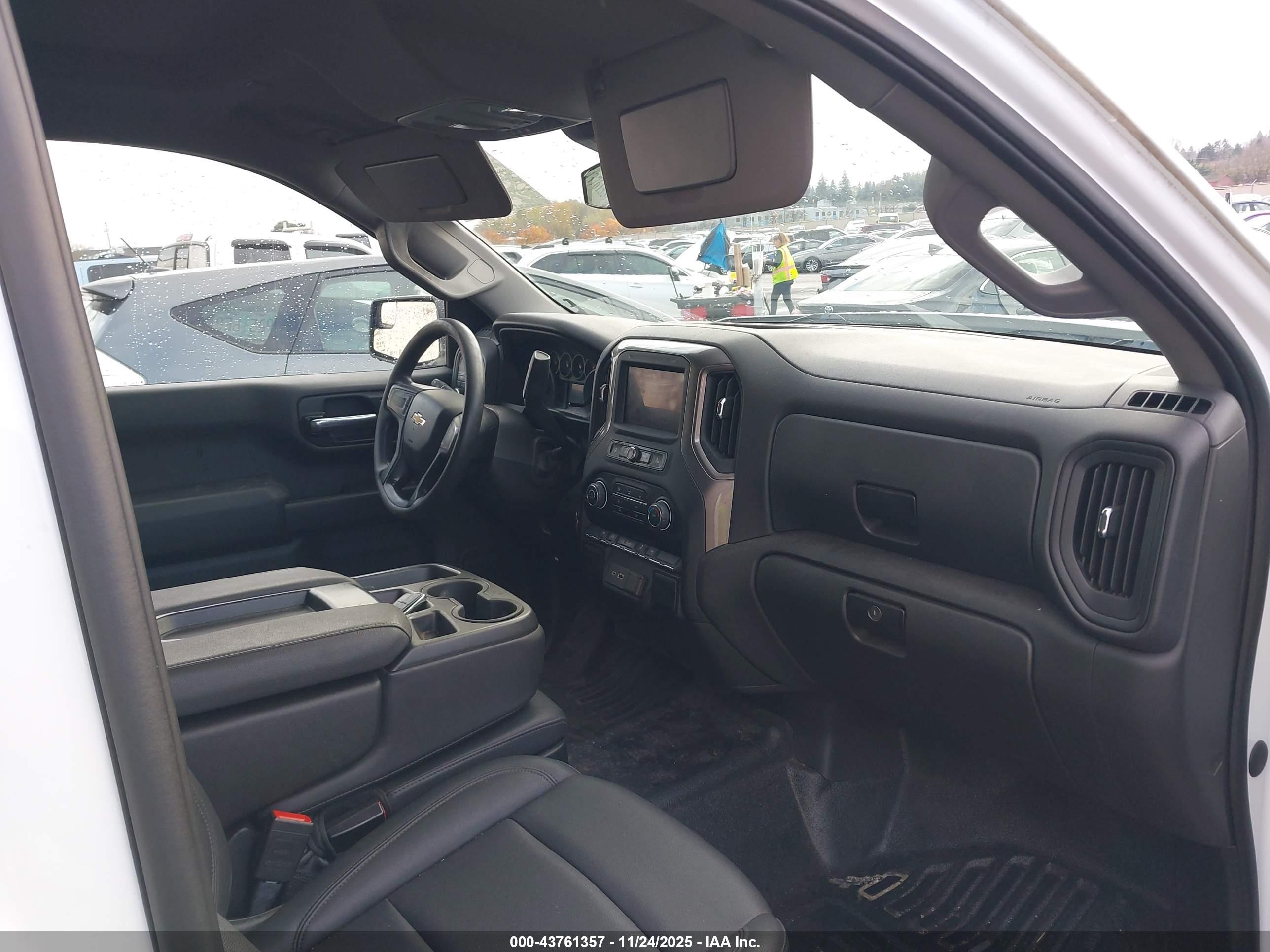 CHEVROLET SILVERADO image 5
