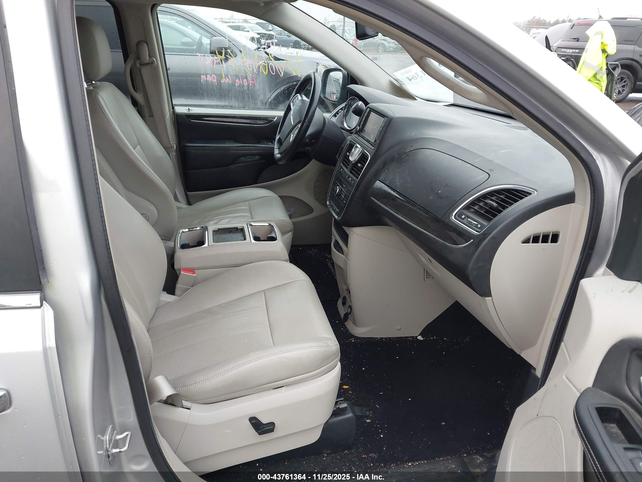 CHRYSLER TOWN image 5