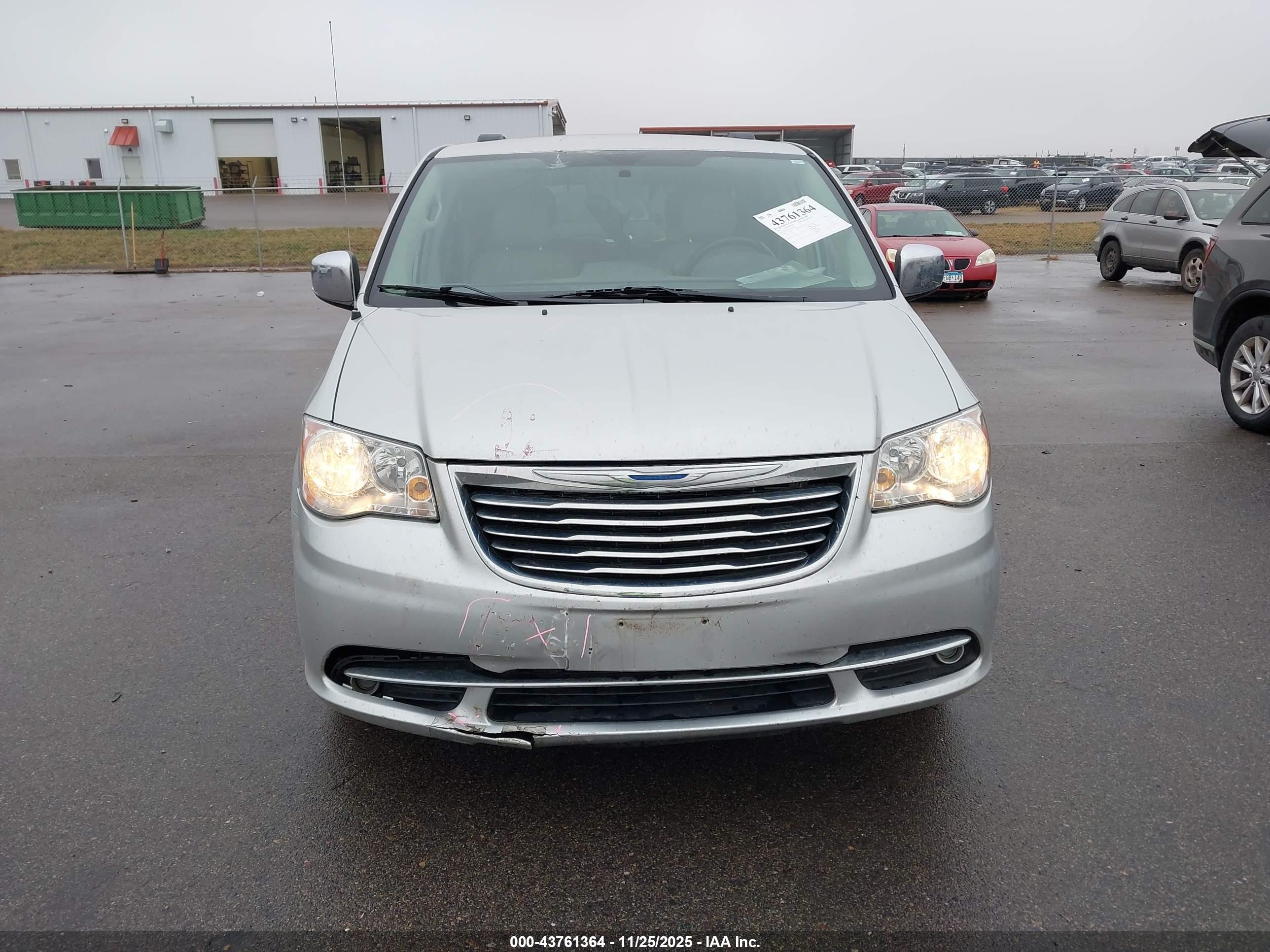 CHRYSLER TOWN image 6