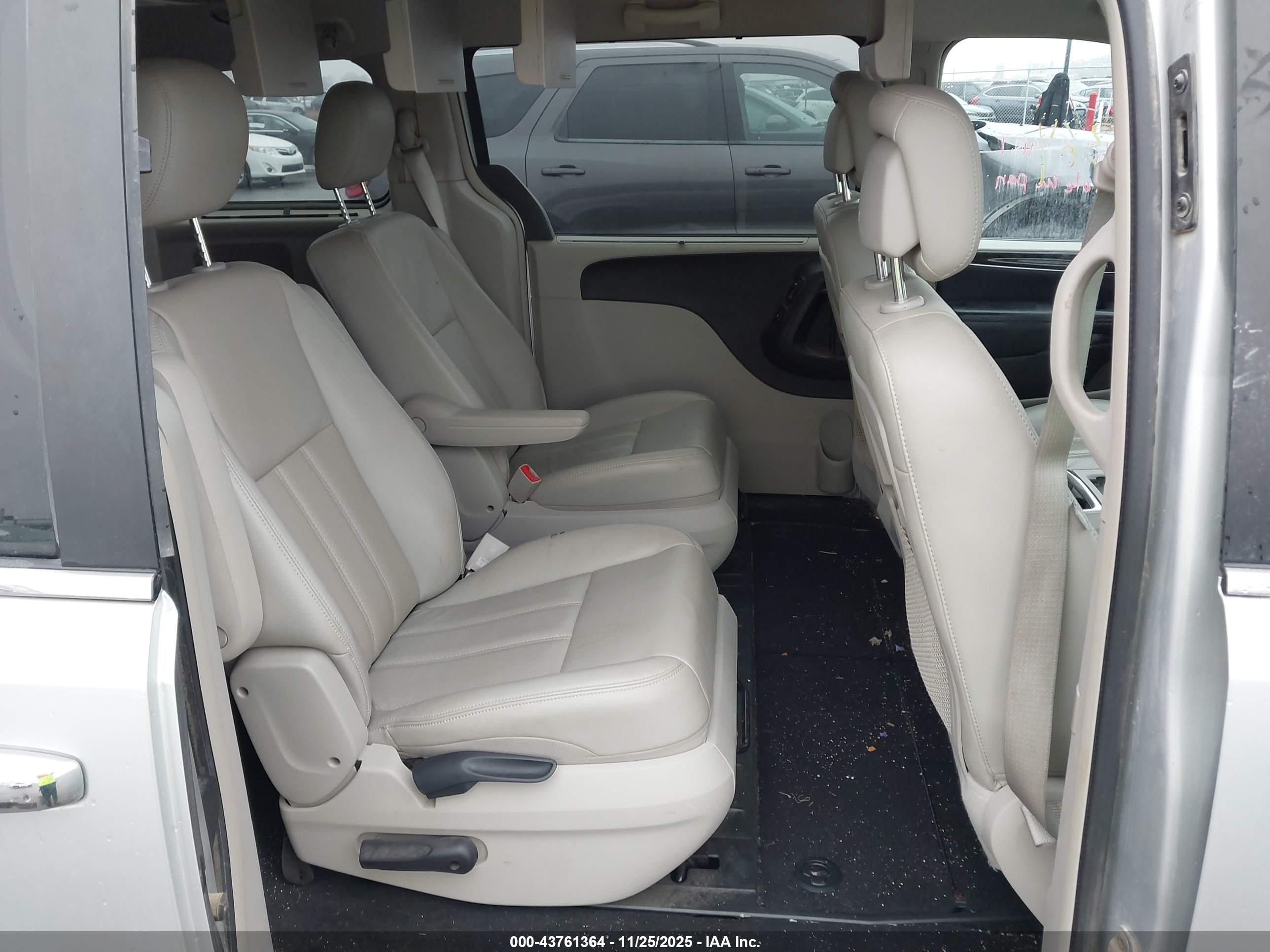 CHRYSLER TOWN image 8