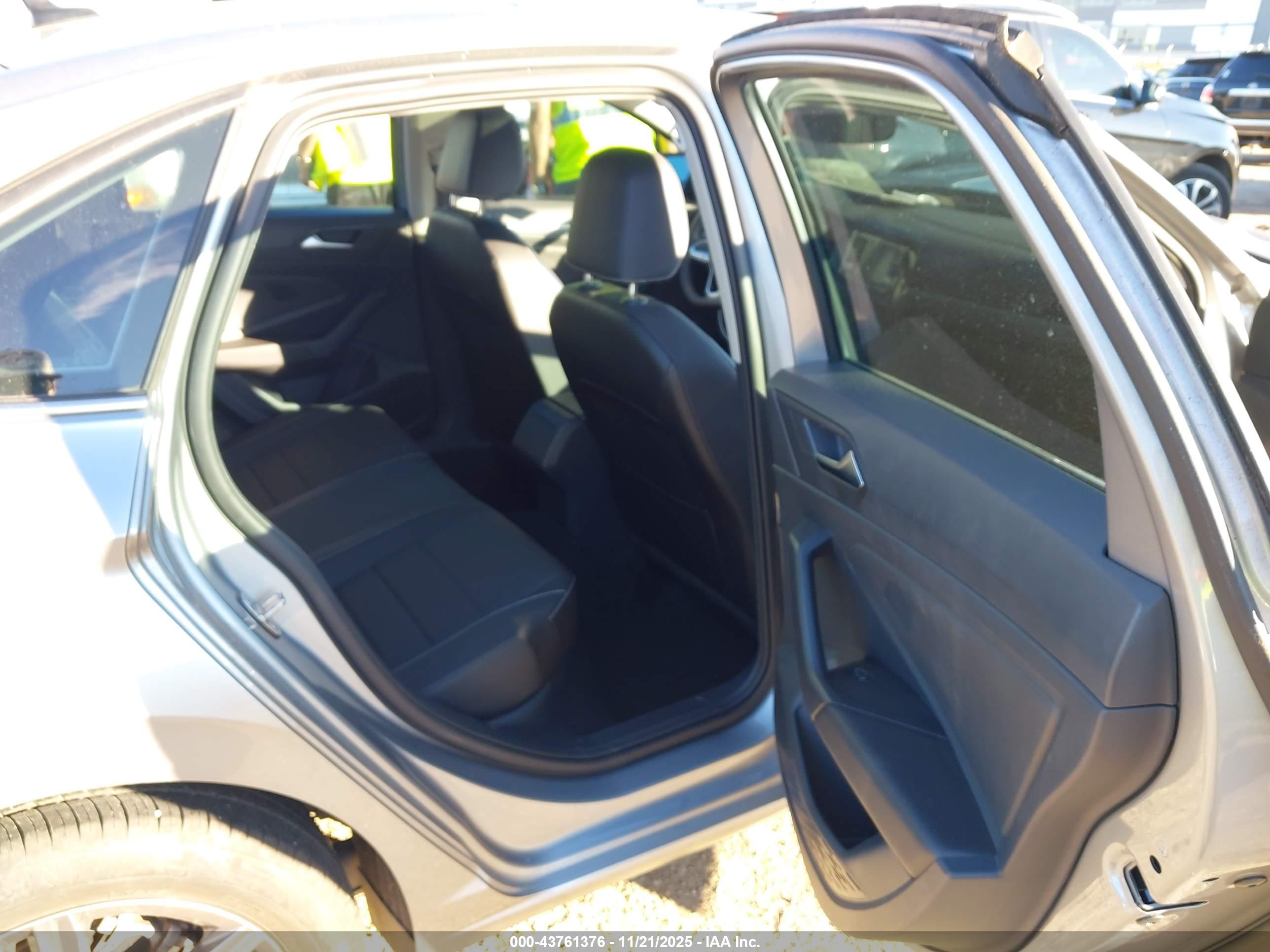 VOLKSWAGEN JETTA image 8