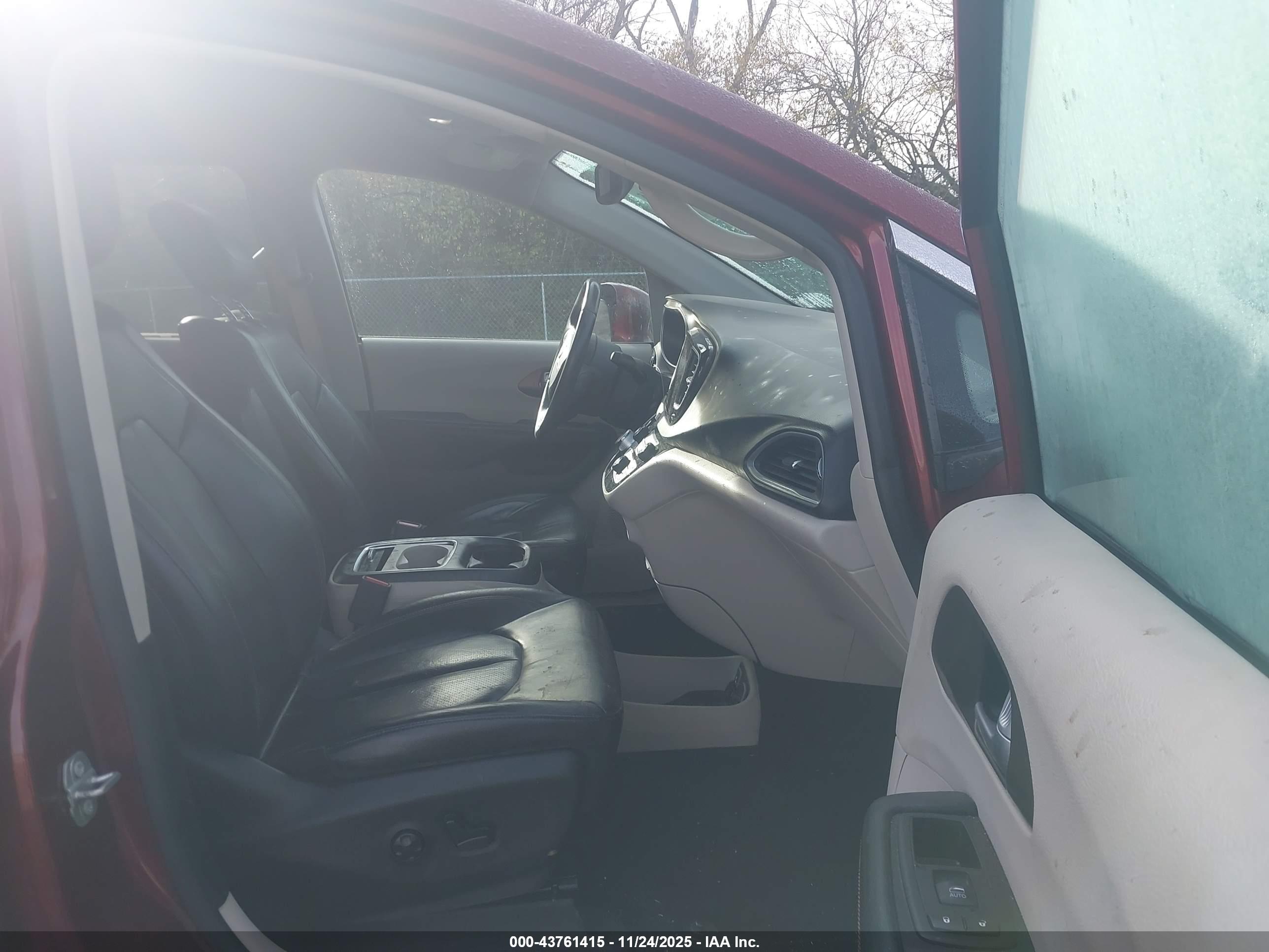 CHRYSLER PACIFICA image 5