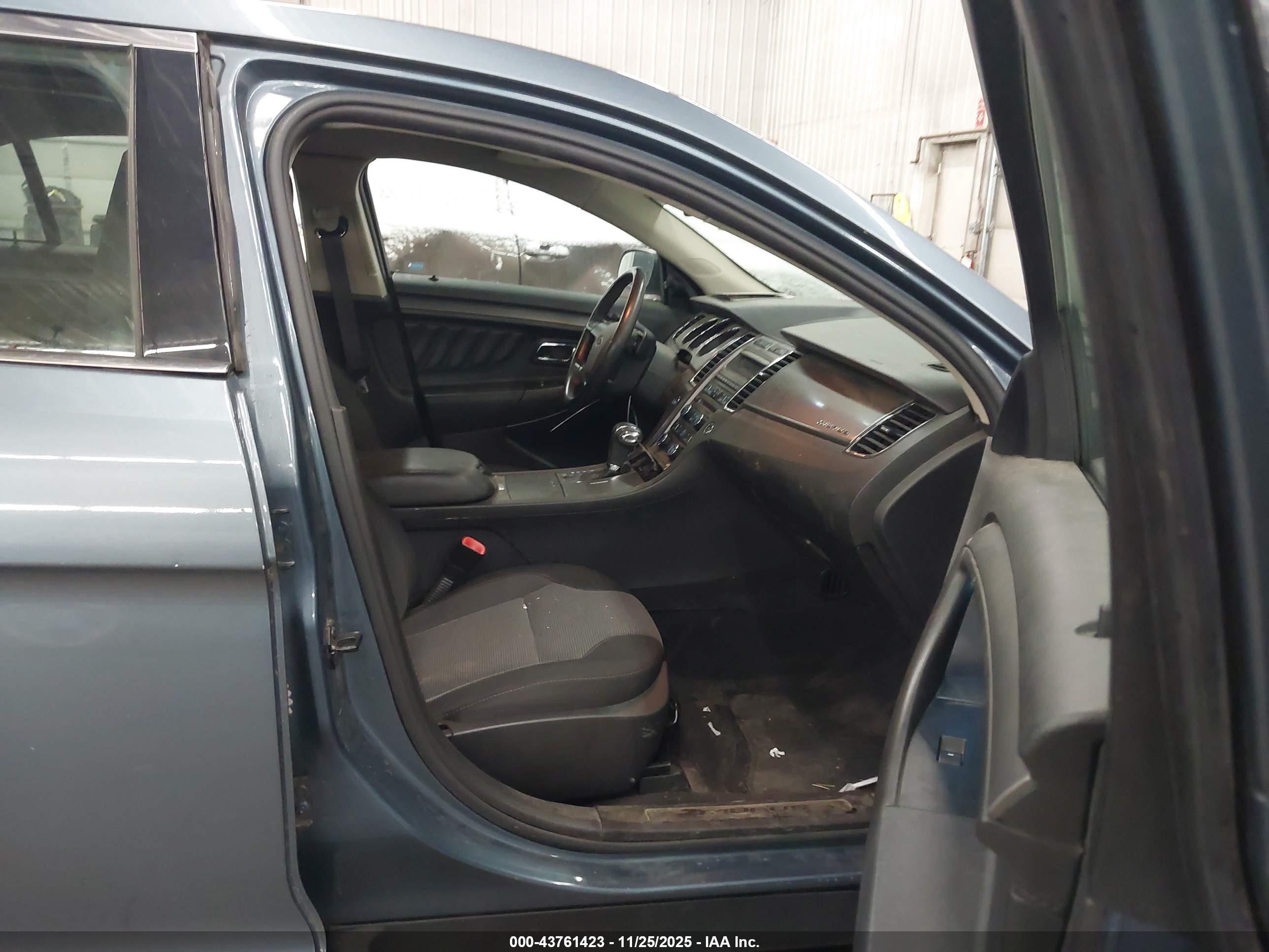 FORD TAURUS image 5
